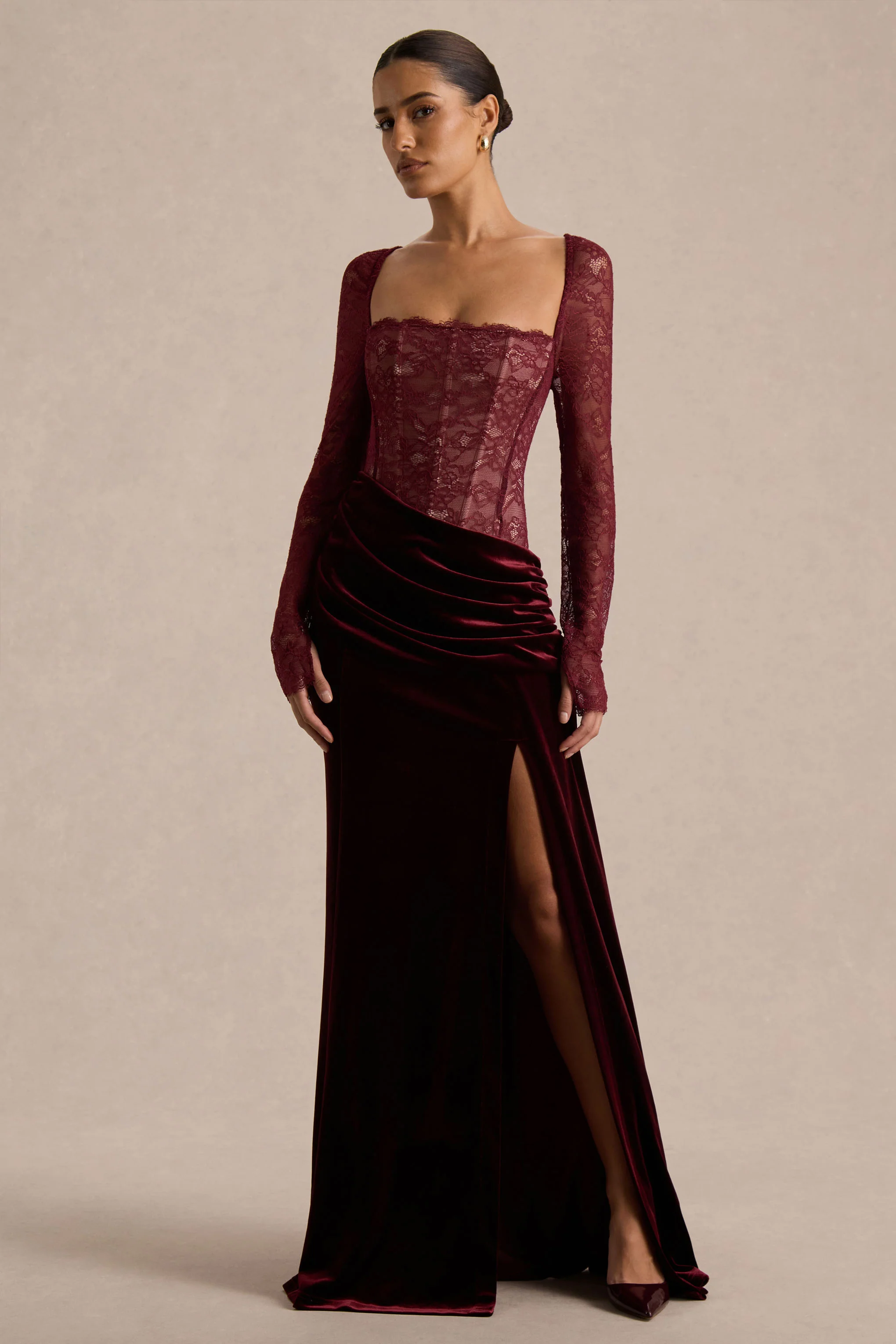 Finesse | Robe longue bordeaux en dentelle et velours à encolure carrée et jupe drapée - Image 5