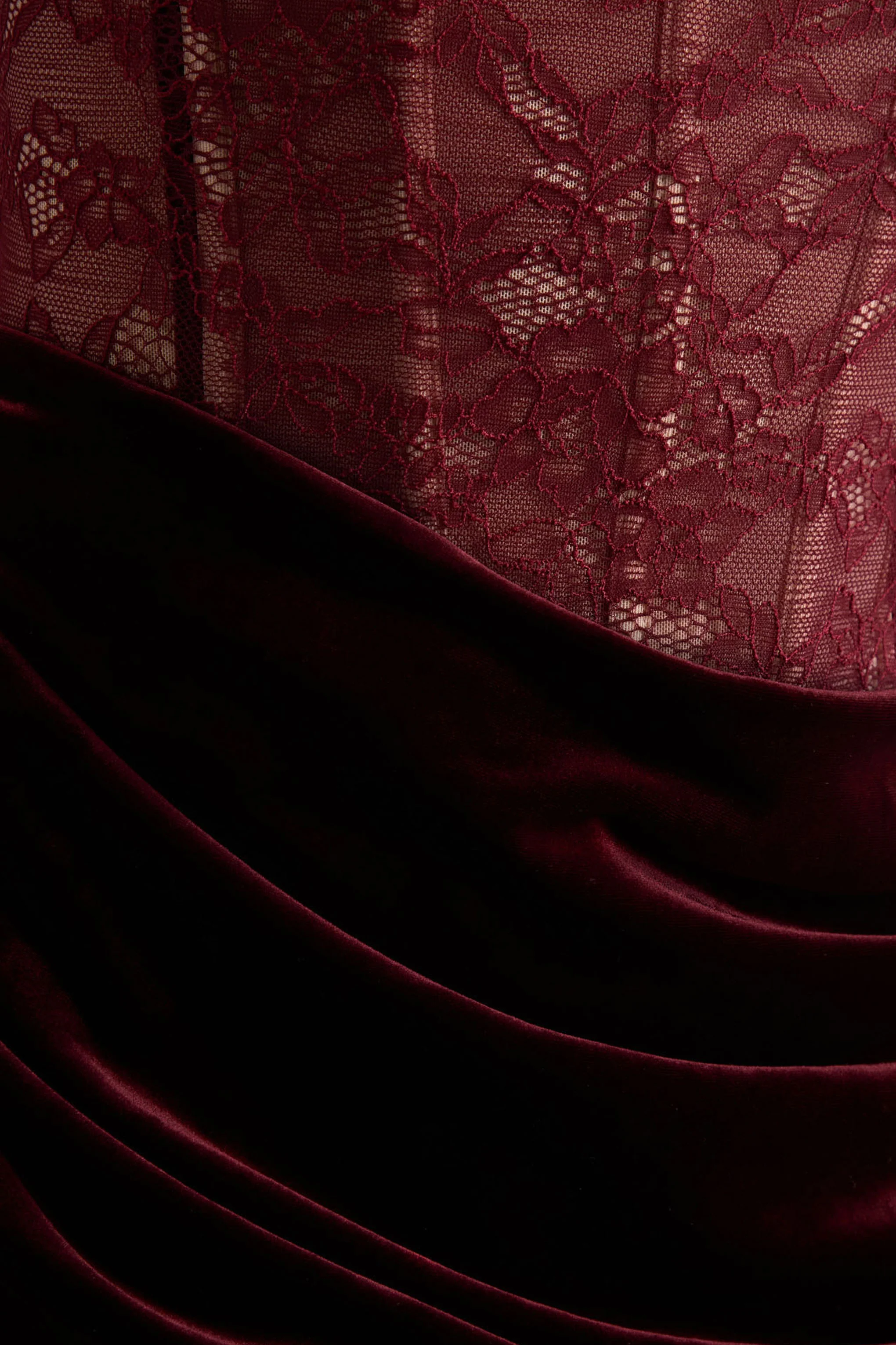 Finesse | Robe longue bordeaux en dentelle et velours à encolure carrée et jupe drapée - Image 6