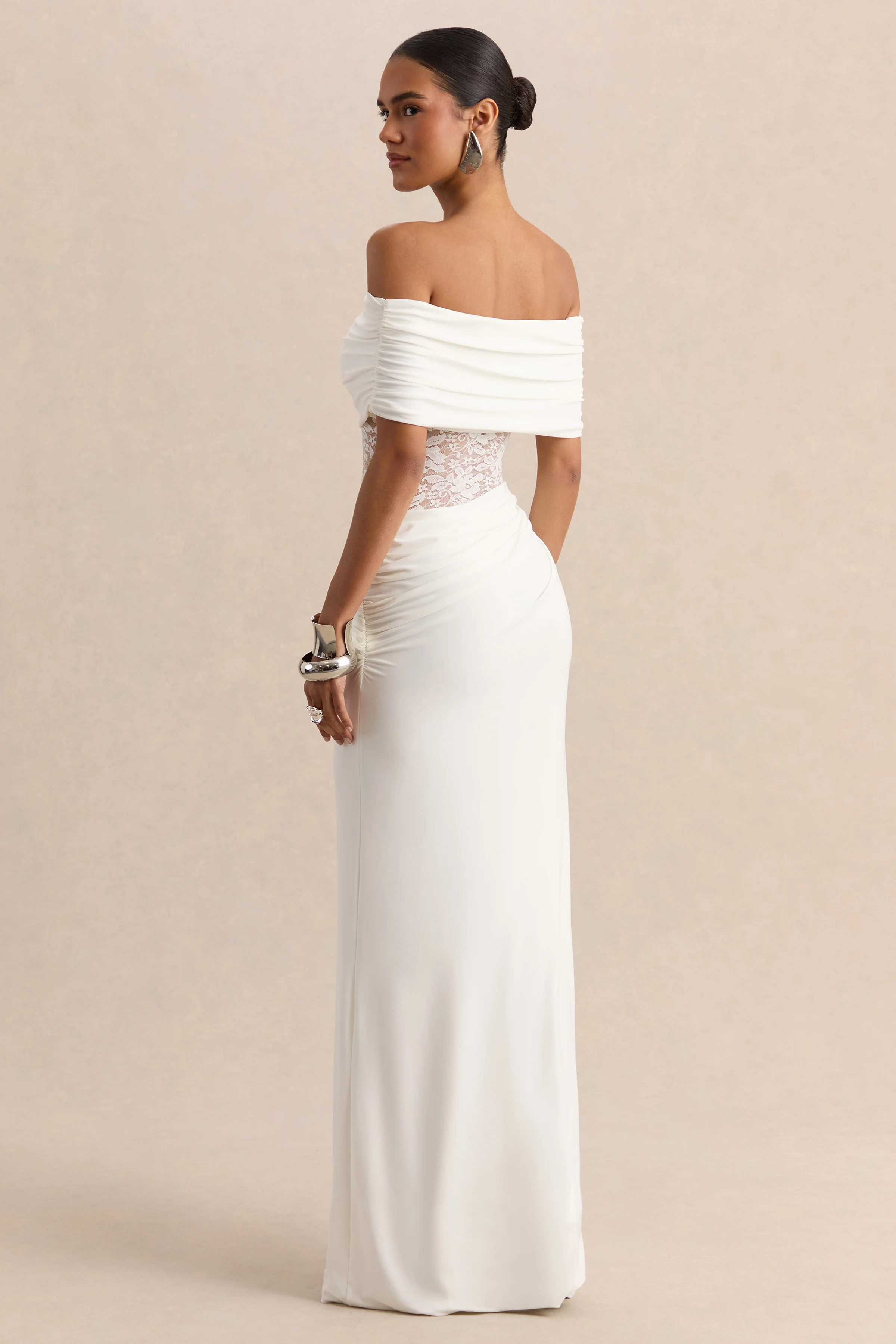 Forsya | Robe longue blanche à encolure bardot avec détails en dentelle - Image 2