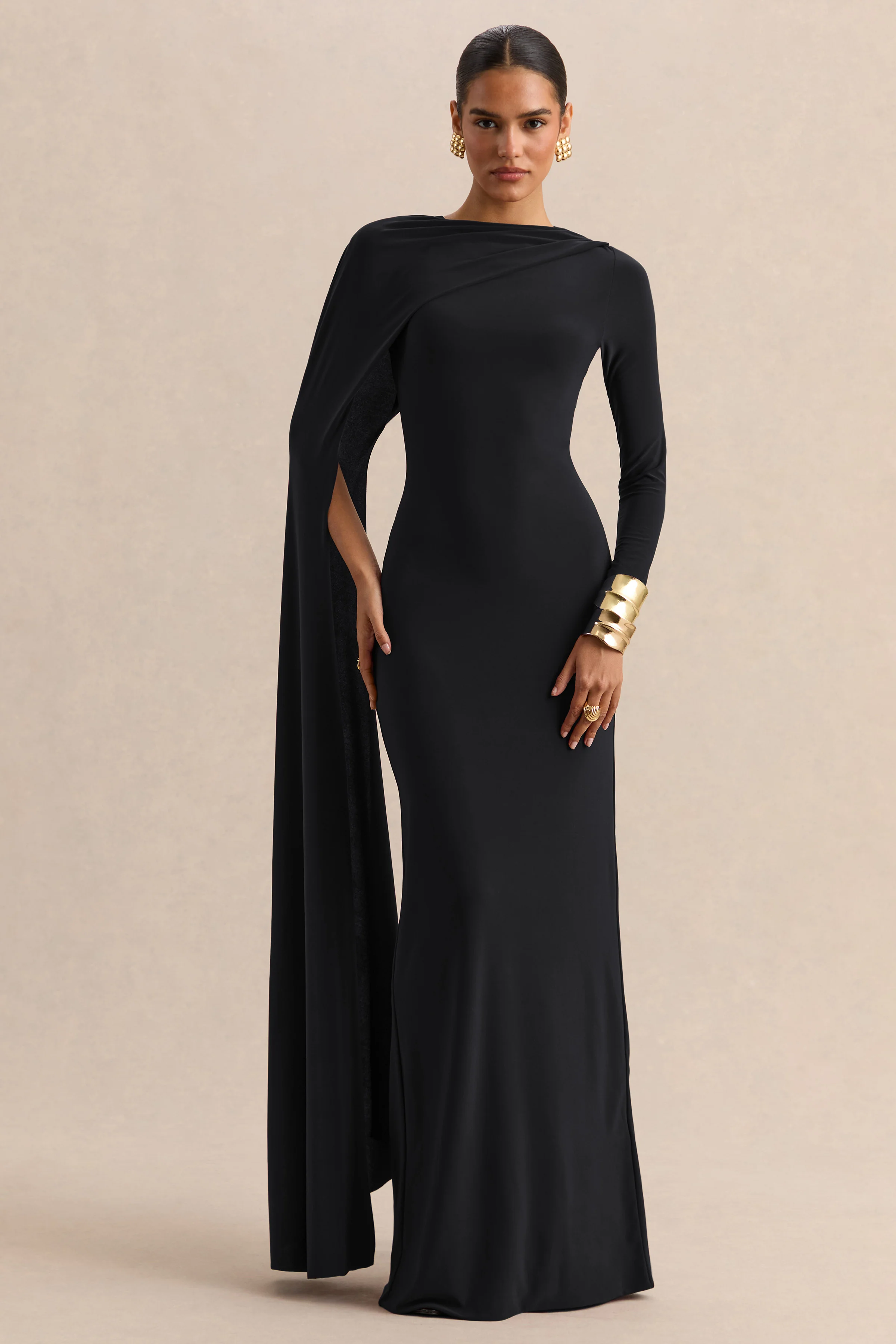 Halina | Robe longue noire à encolure haute avec manche cape