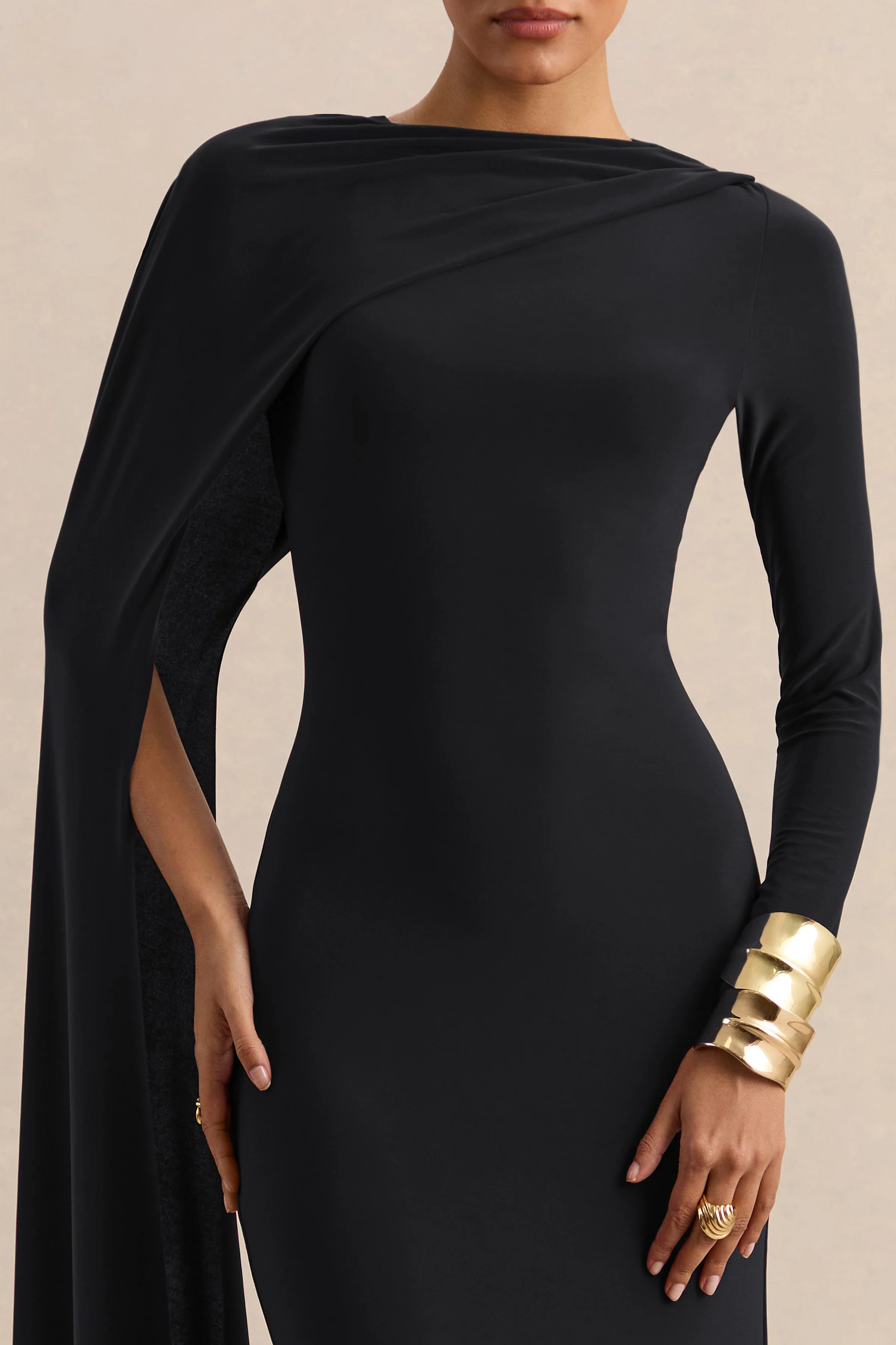 Halina | Robe longue noire à encolure haute avec manche cape - Image 2