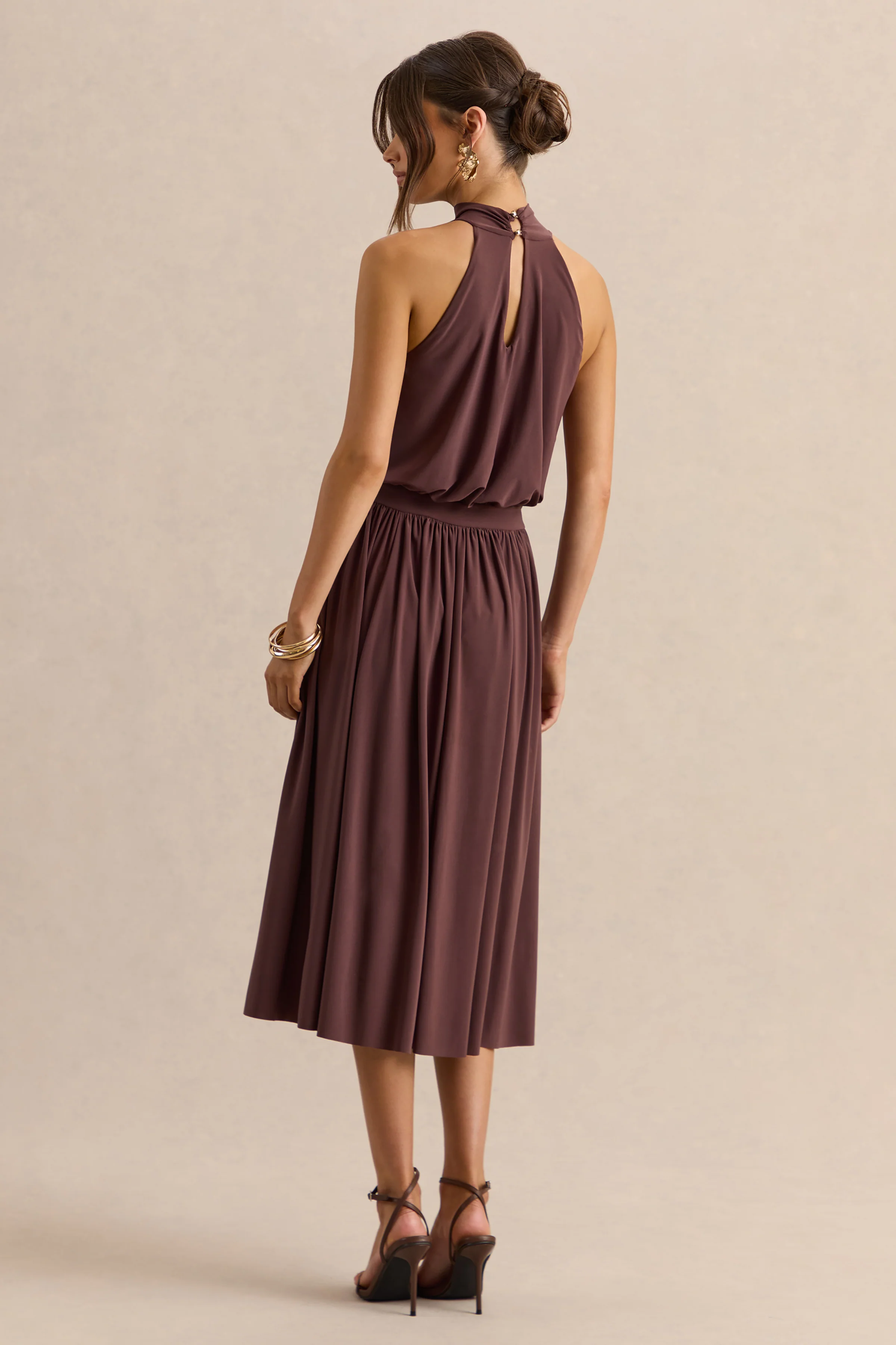 Hedira | Robe mi-longue marron à encolure haute - Image 2
