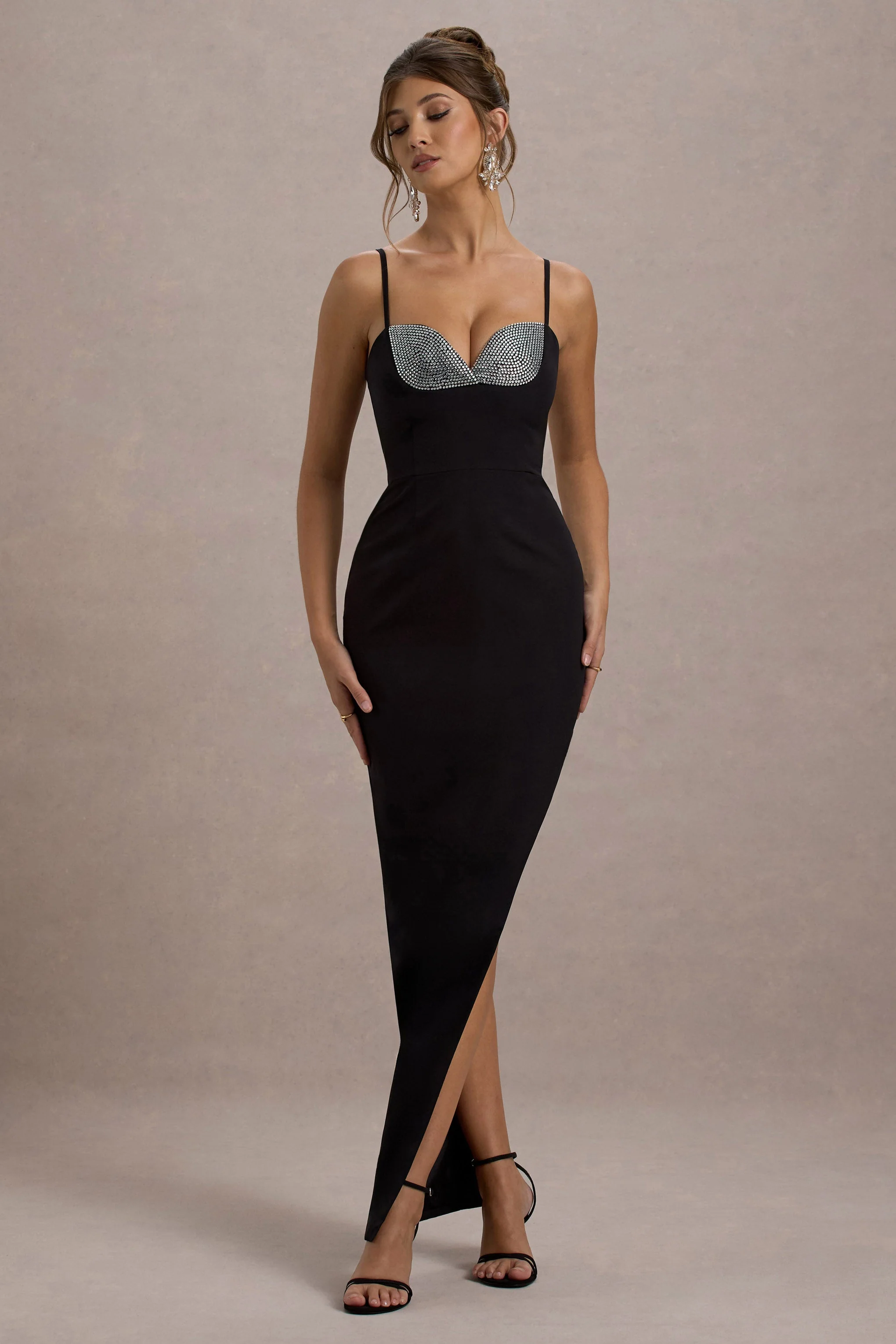 Ignacia | Robe longue noire asymétrique avec détails ornés de sequins - Image 6