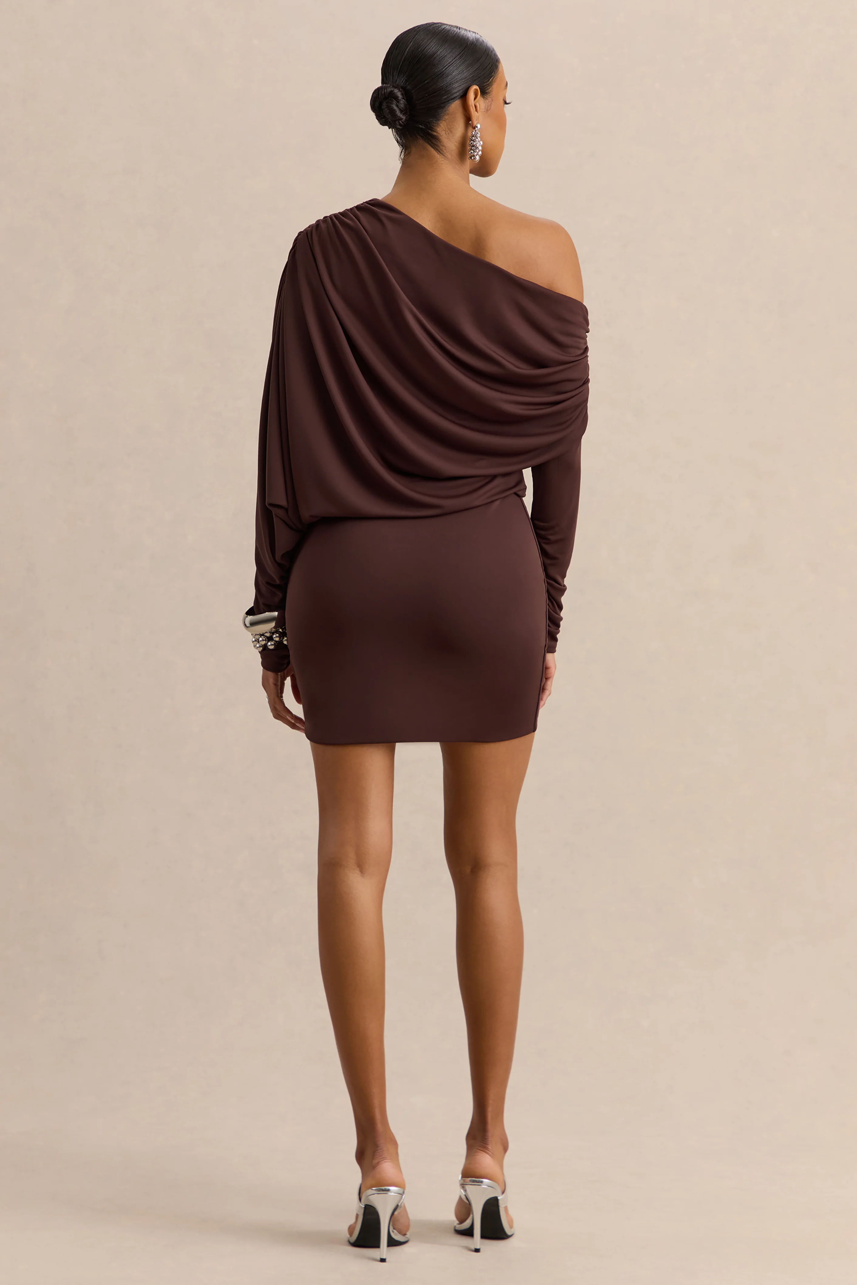 Inoria | Mini-robe marron à encolure asymétrique - Image 2