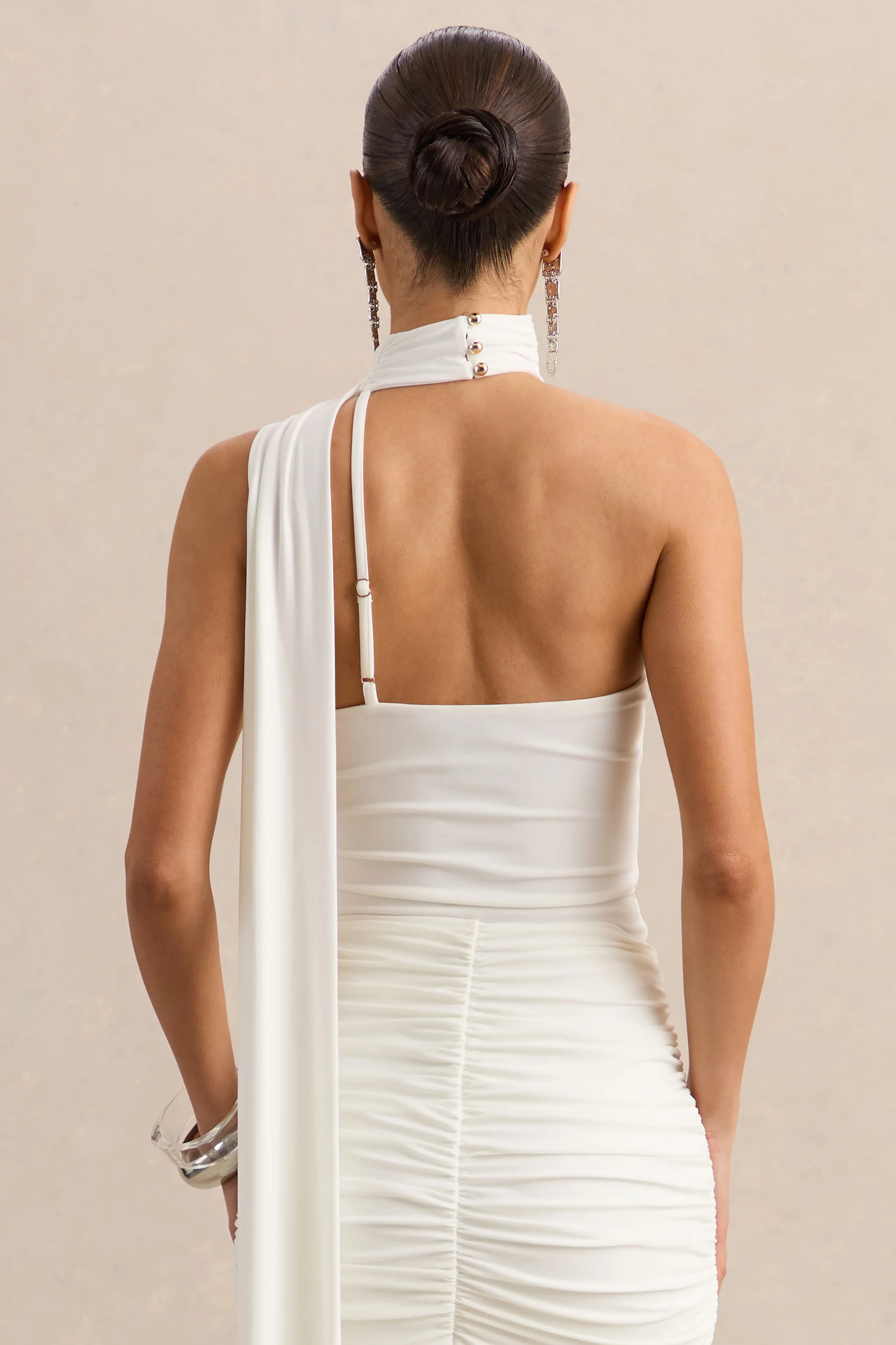 Jisella | Body blanc à encolure asymétrique avec détail écharpe - Image 2