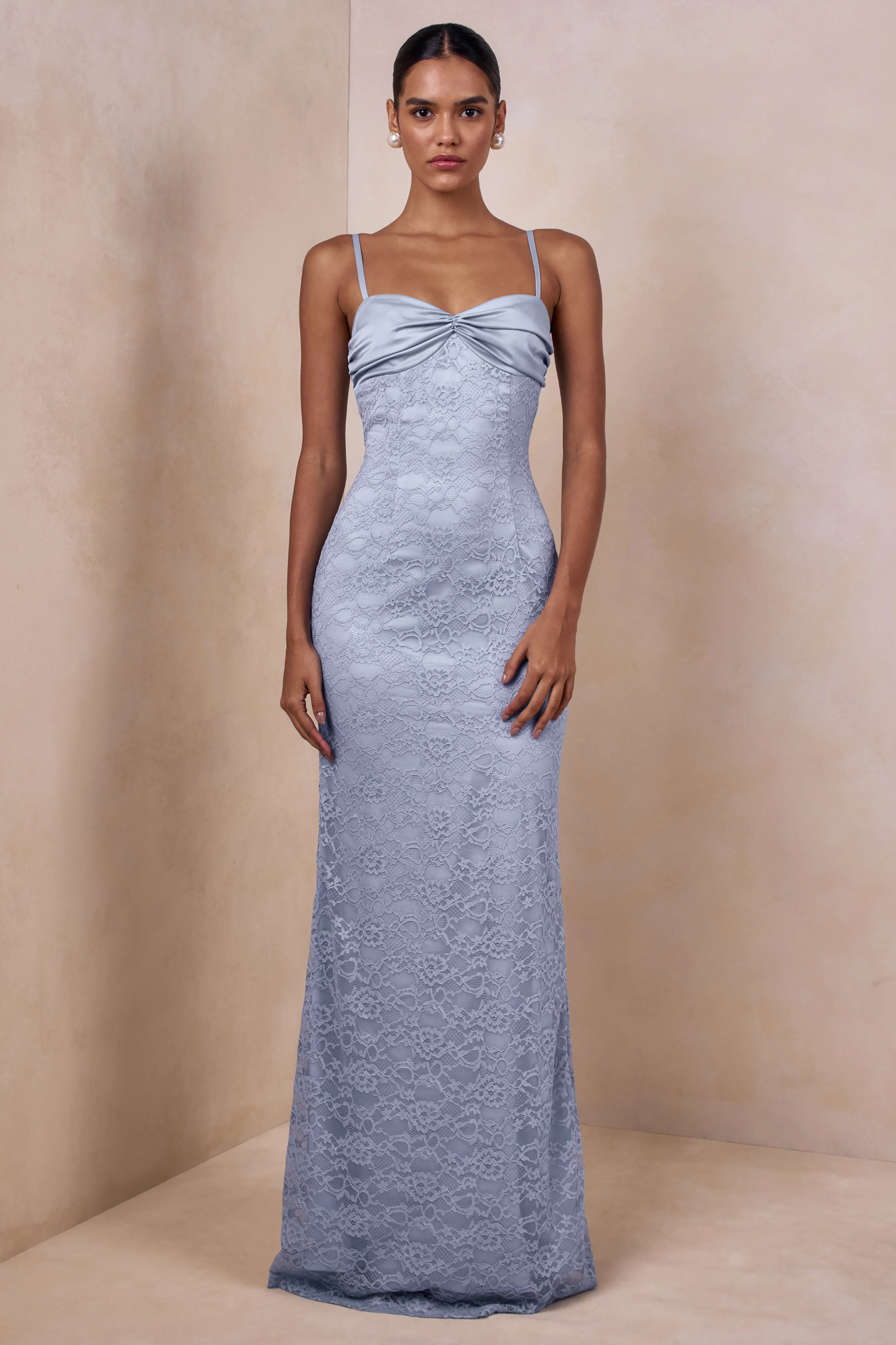 Juana | Robe longue bleu poudré en dentelle et satin à décolleté cœur