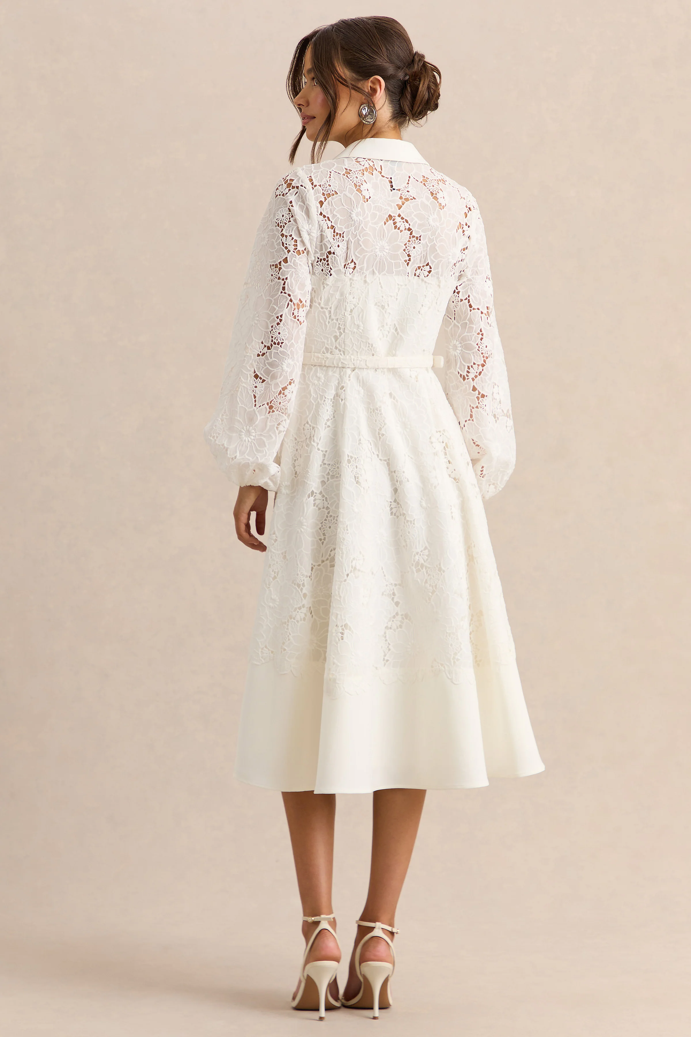 Jules | Robe mi-longue crème en broderie anglaise à encolure haute avec manches bouffantes - Image 2