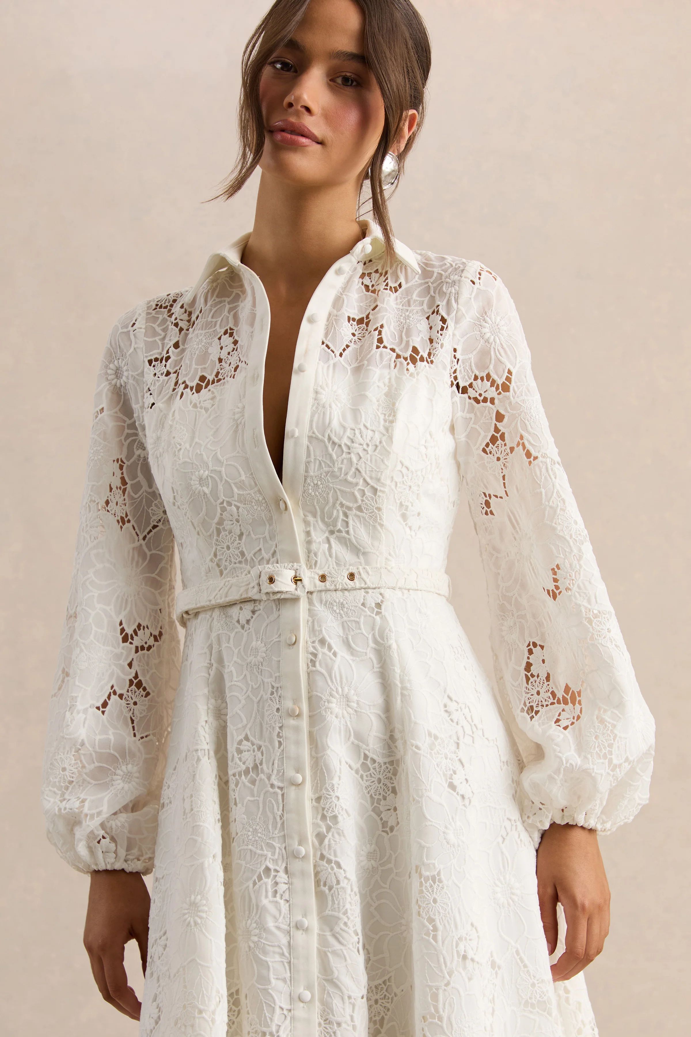 Jules | Robe mi-longue crème en broderie anglaise à encolure haute avec manches bouffantes - Image 3