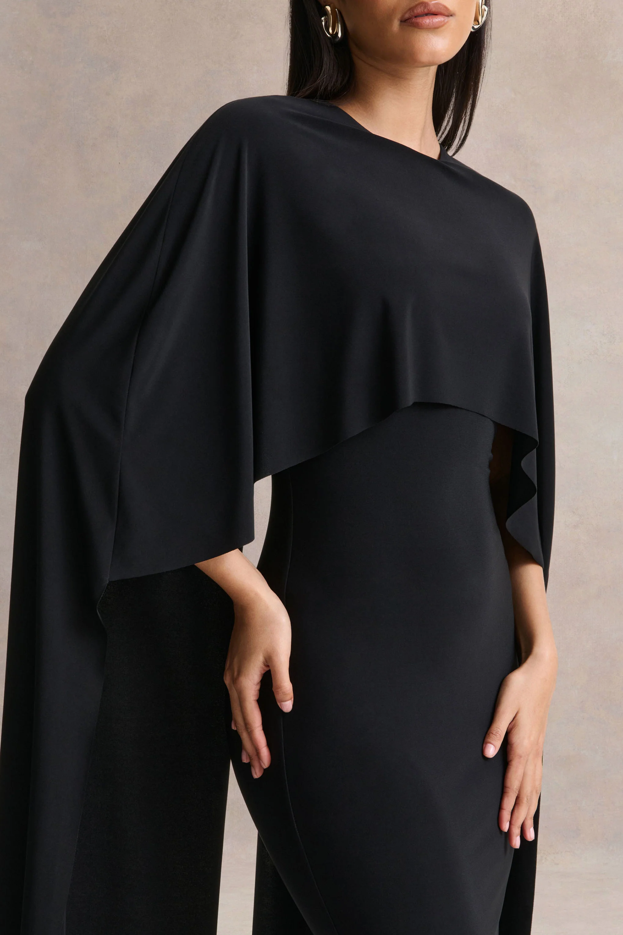 Kalani | Robe mi-longue noire à encolure ras-du-cou avec manches cape - Image 3