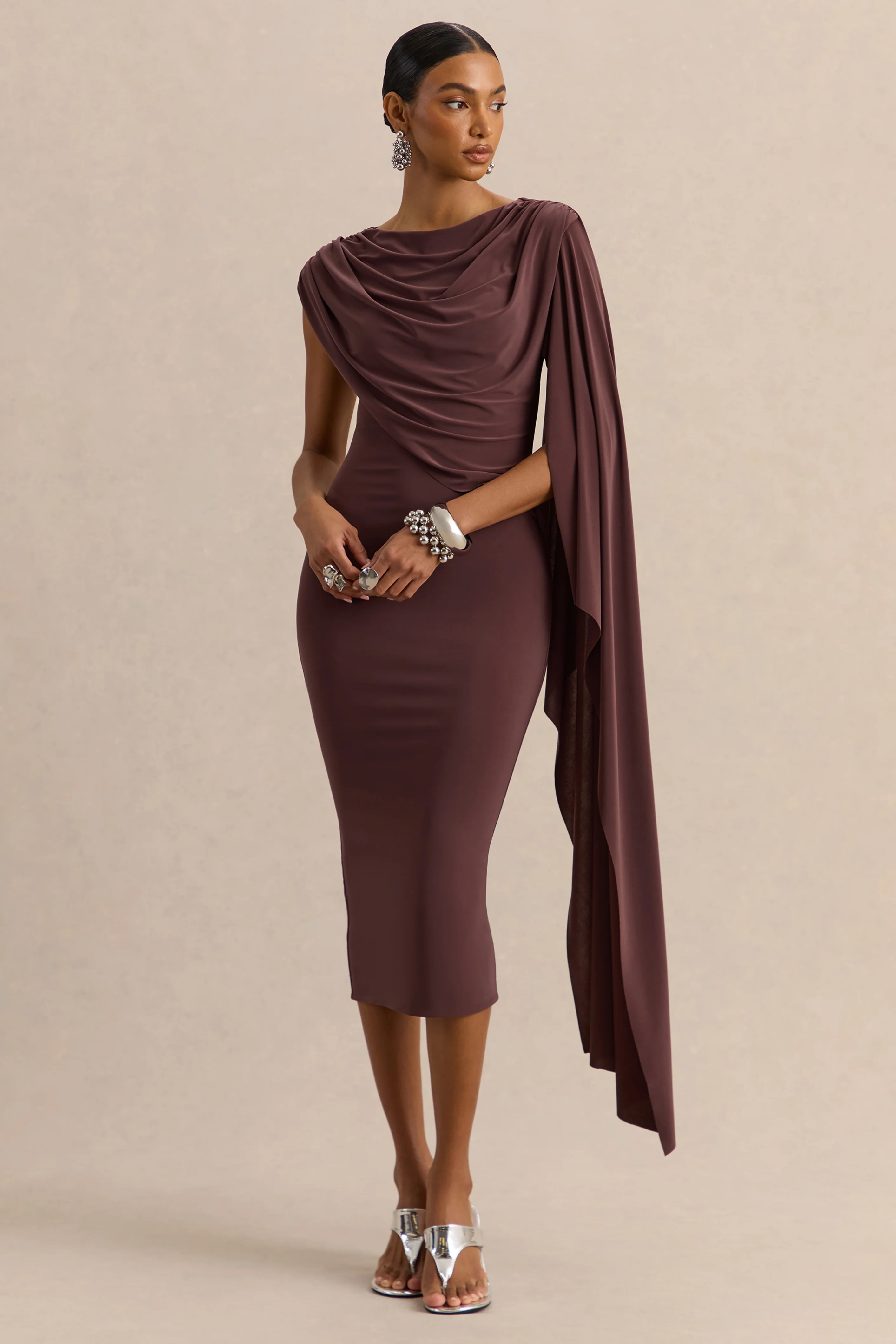 Kamoria | Robe mi-longue marron à encolure ronde avec manche cape