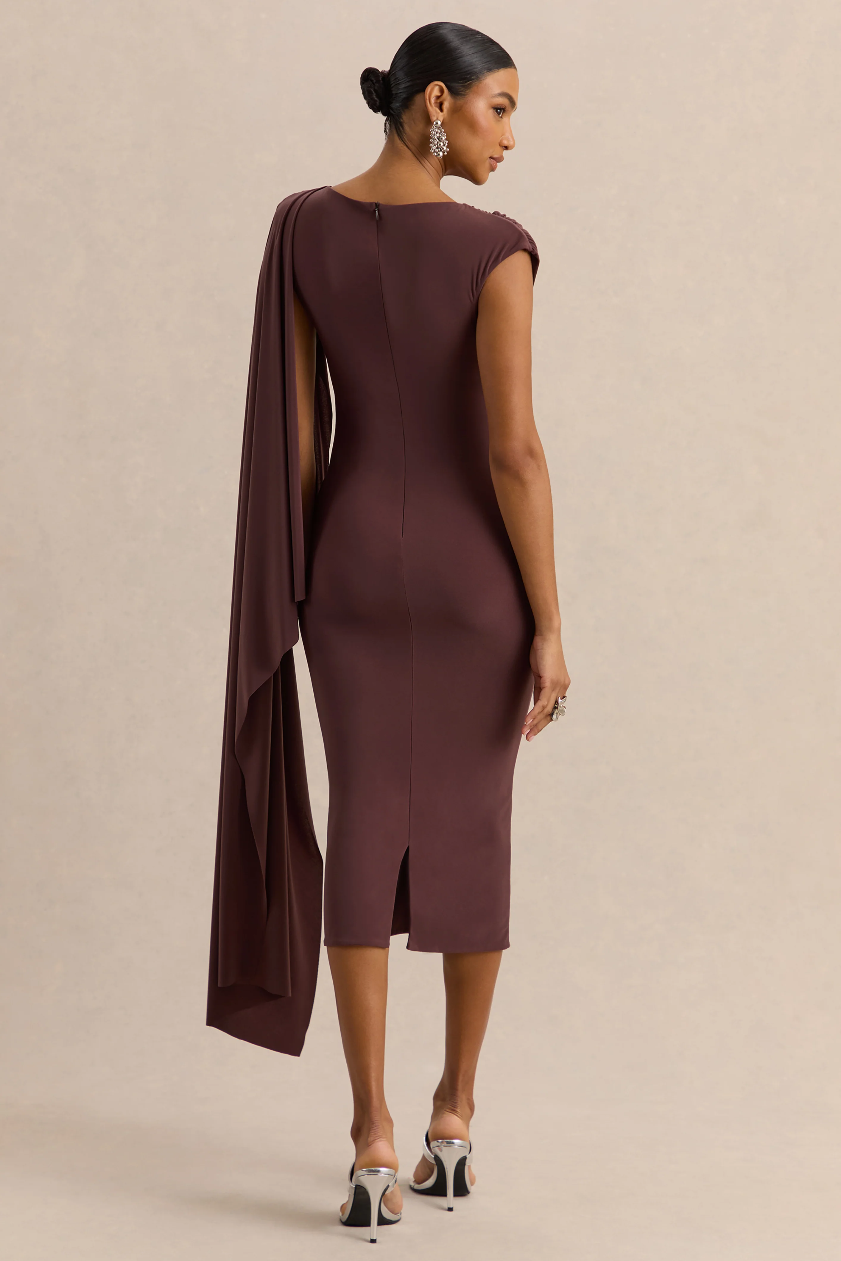 Kamoria | Robe mi-longue marron à encolure ronde avec manche cape - Image 2