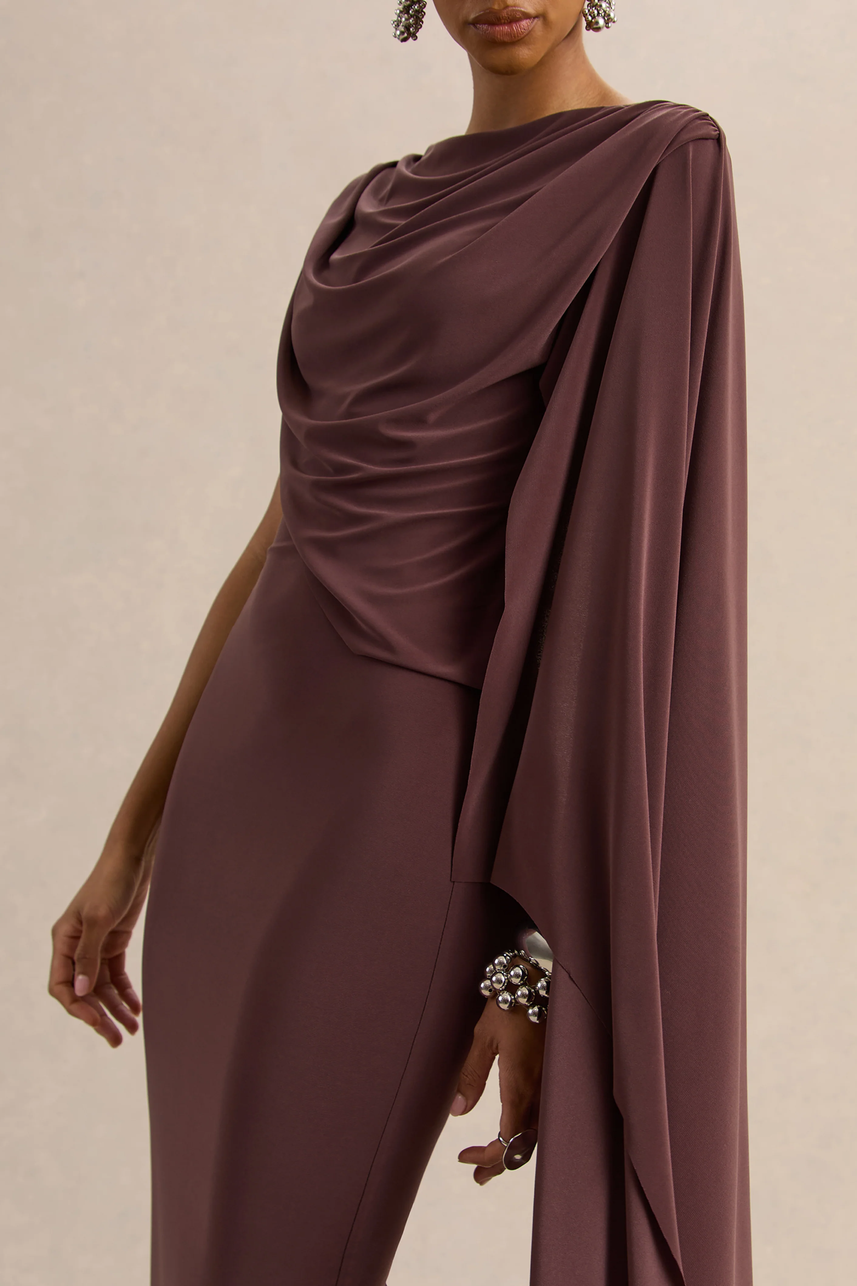 Kamoria | Robe mi-longue marron à encolure ronde avec manche cape - Image 3