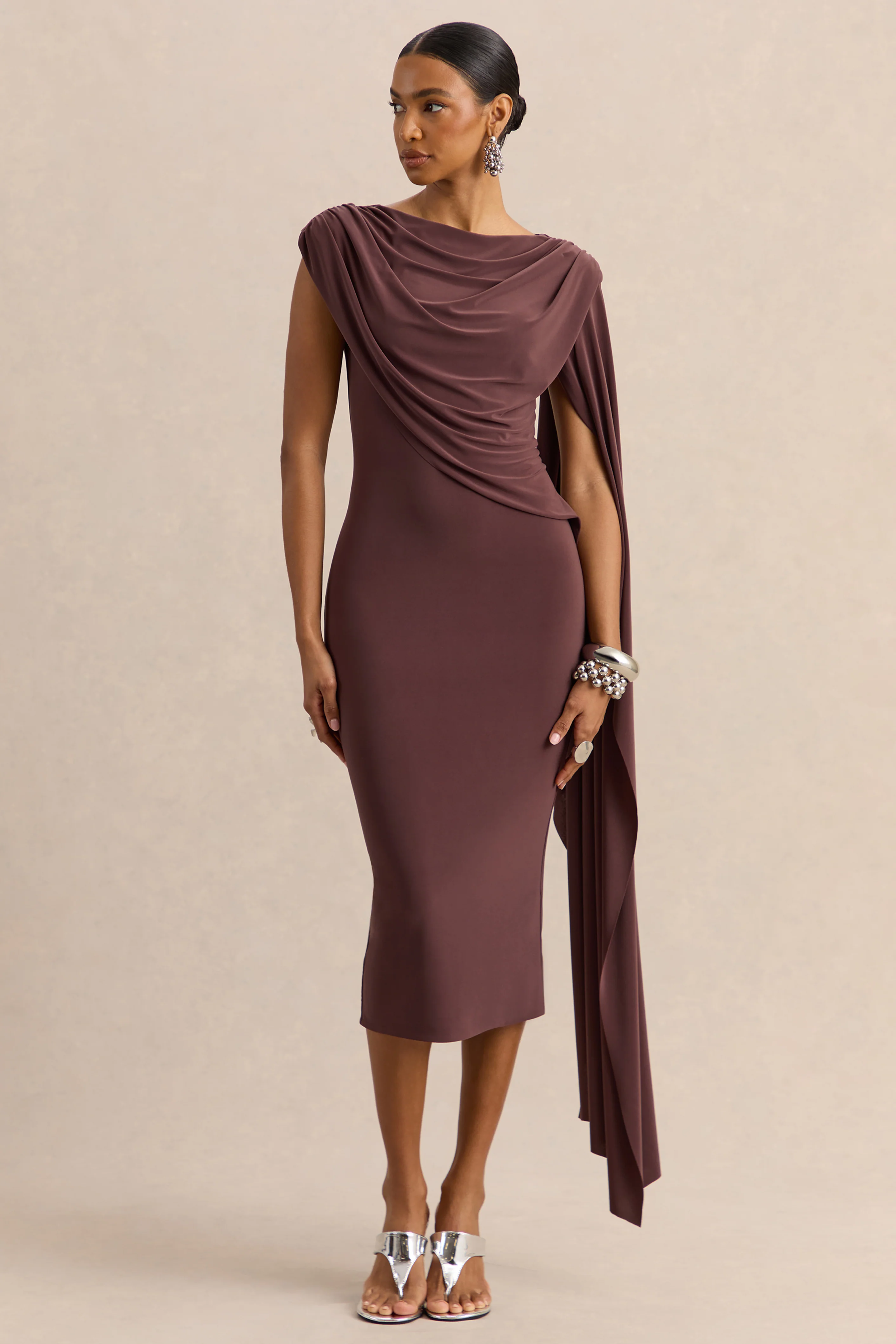 Kamoria | Robe mi-longue marron à encolure ronde avec manche cape - Image 4