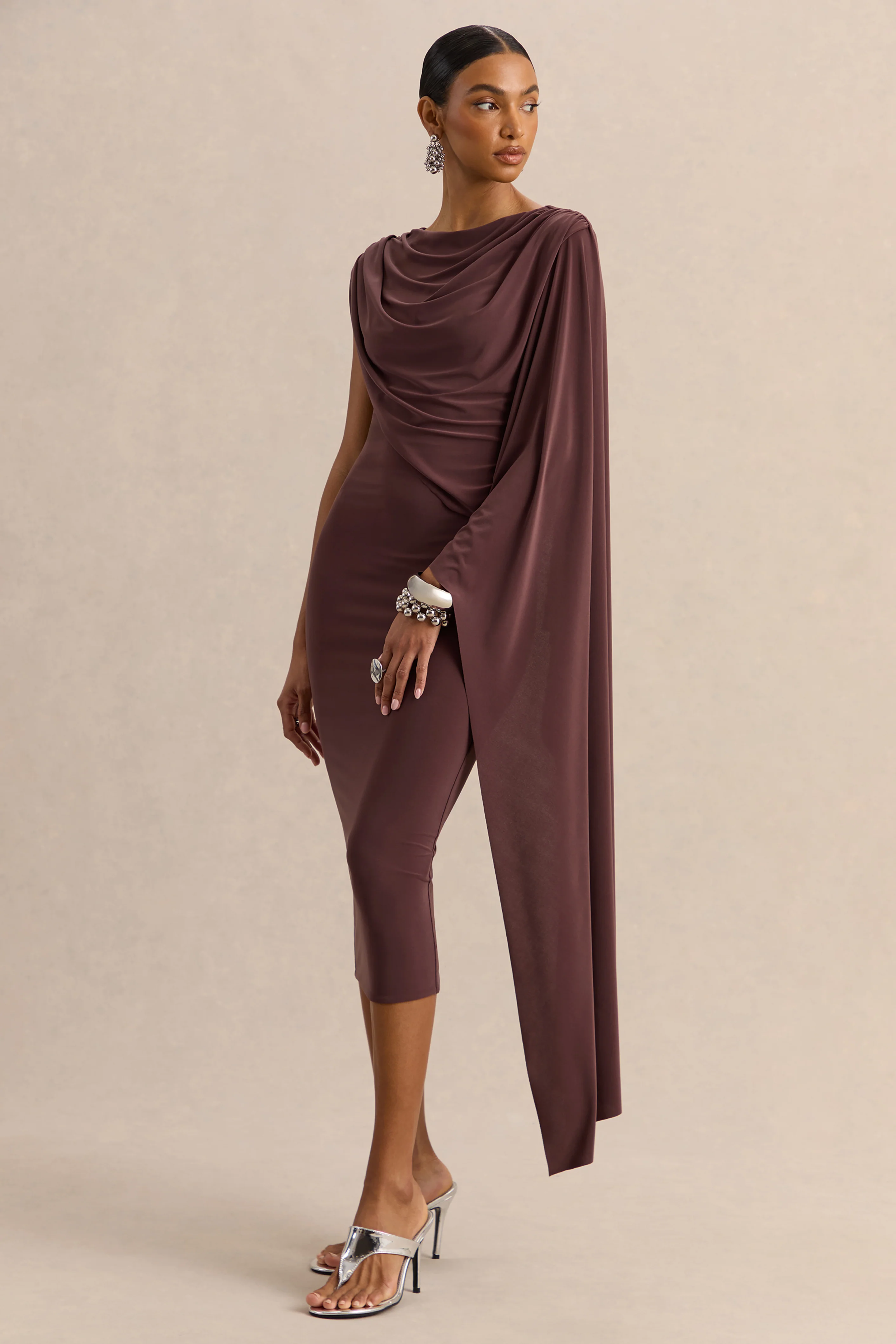 Kamoria | Robe mi-longue marron à encolure ronde avec manche cape - Image 5