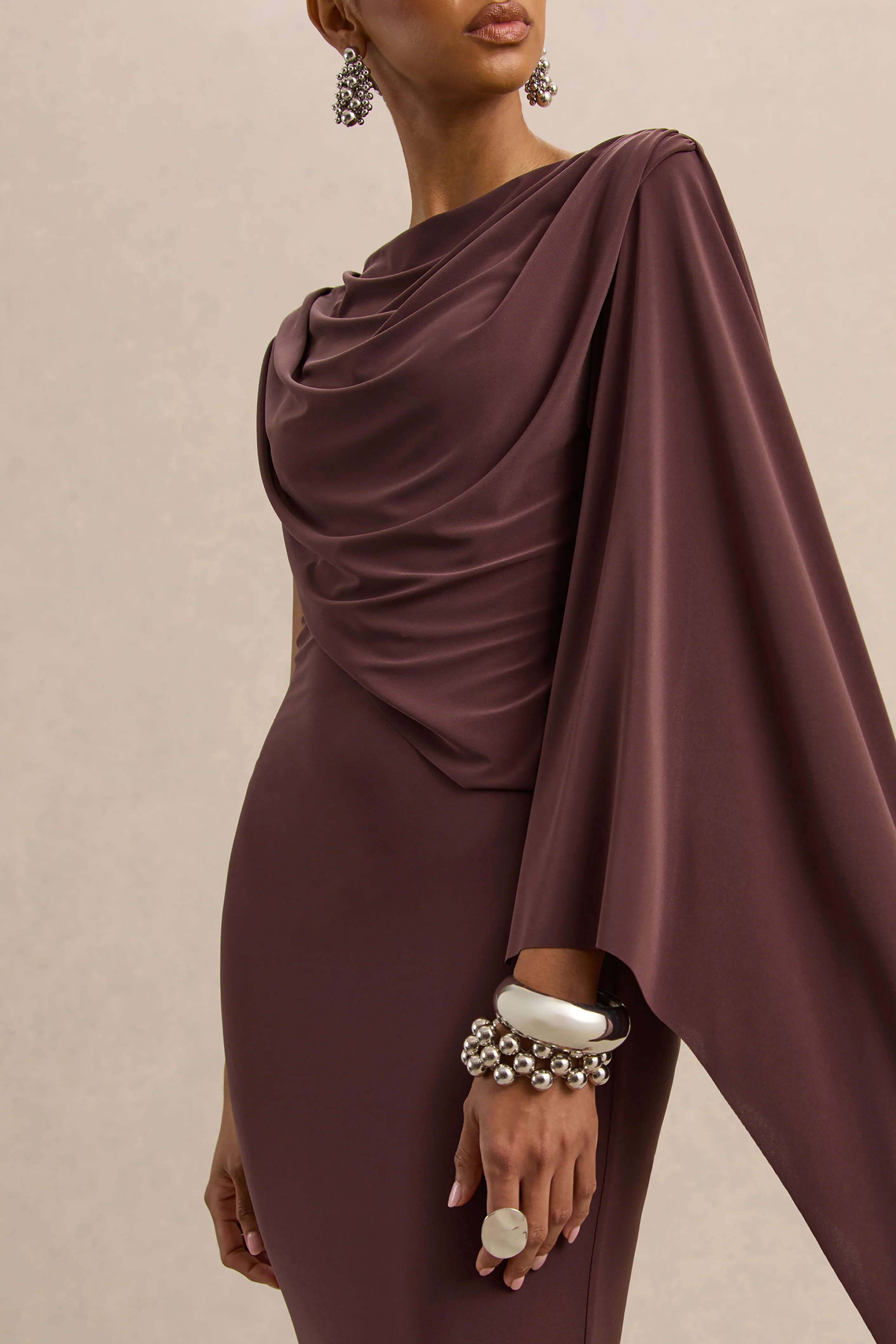 Kamoria | Robe mi-longue marron à encolure ronde avec manche cape - Image 6