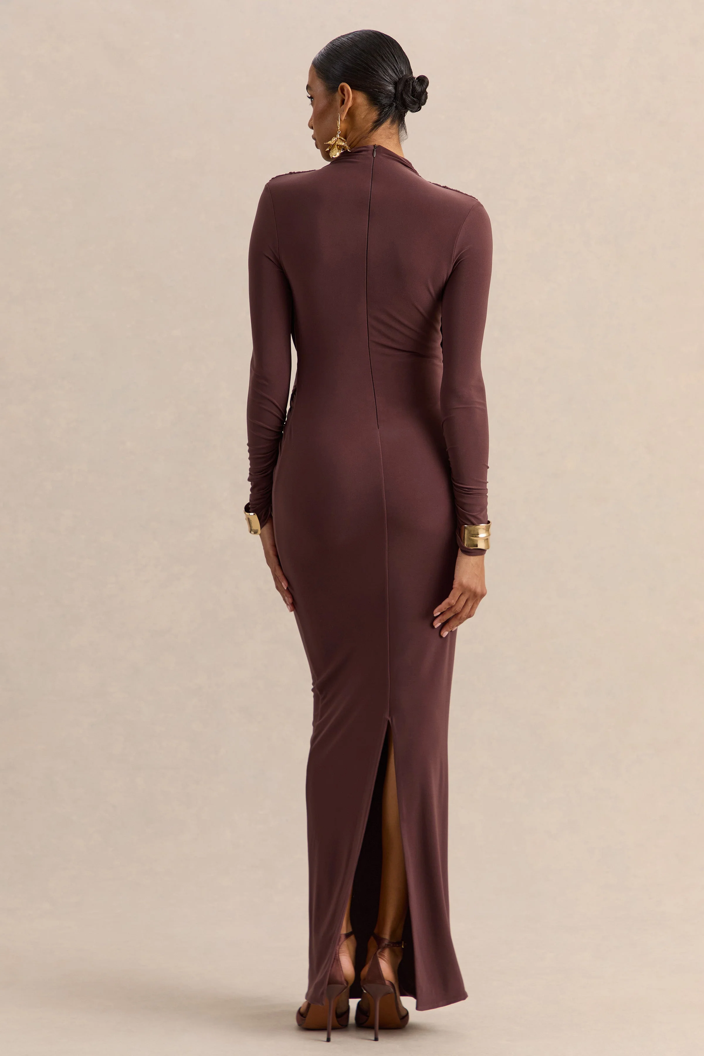 Karinthia | Robe longue marron à encolure haute et détails drapés - Image 2