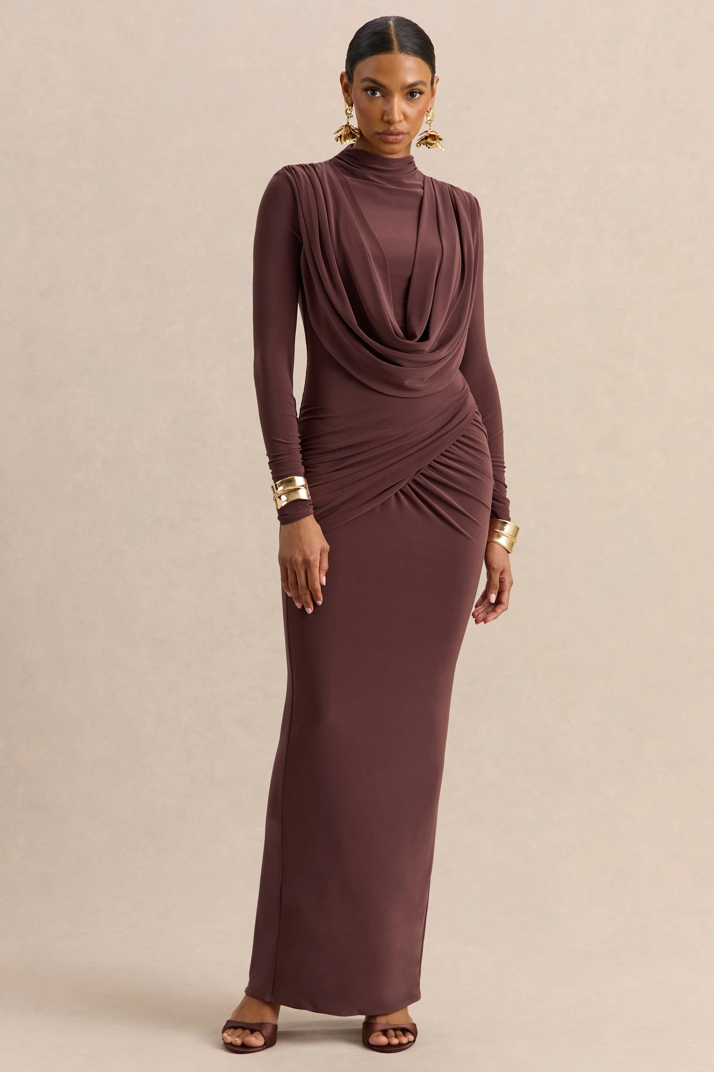 Karinthia | Robe longue marron à encolure haute et détails drapés - Image 4