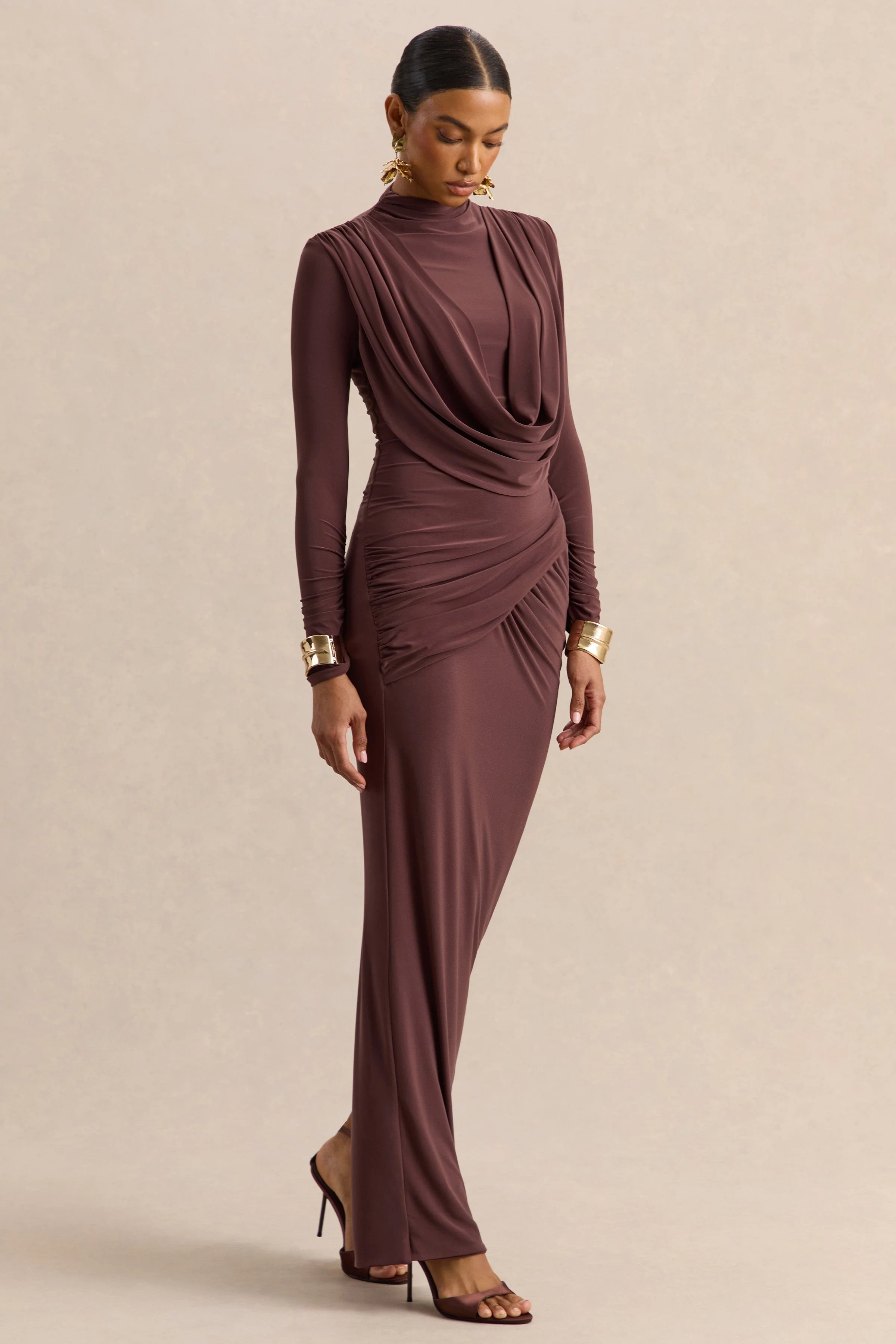 Karinthia | Robe longue marron à encolure haute et détails drapés - Image 5