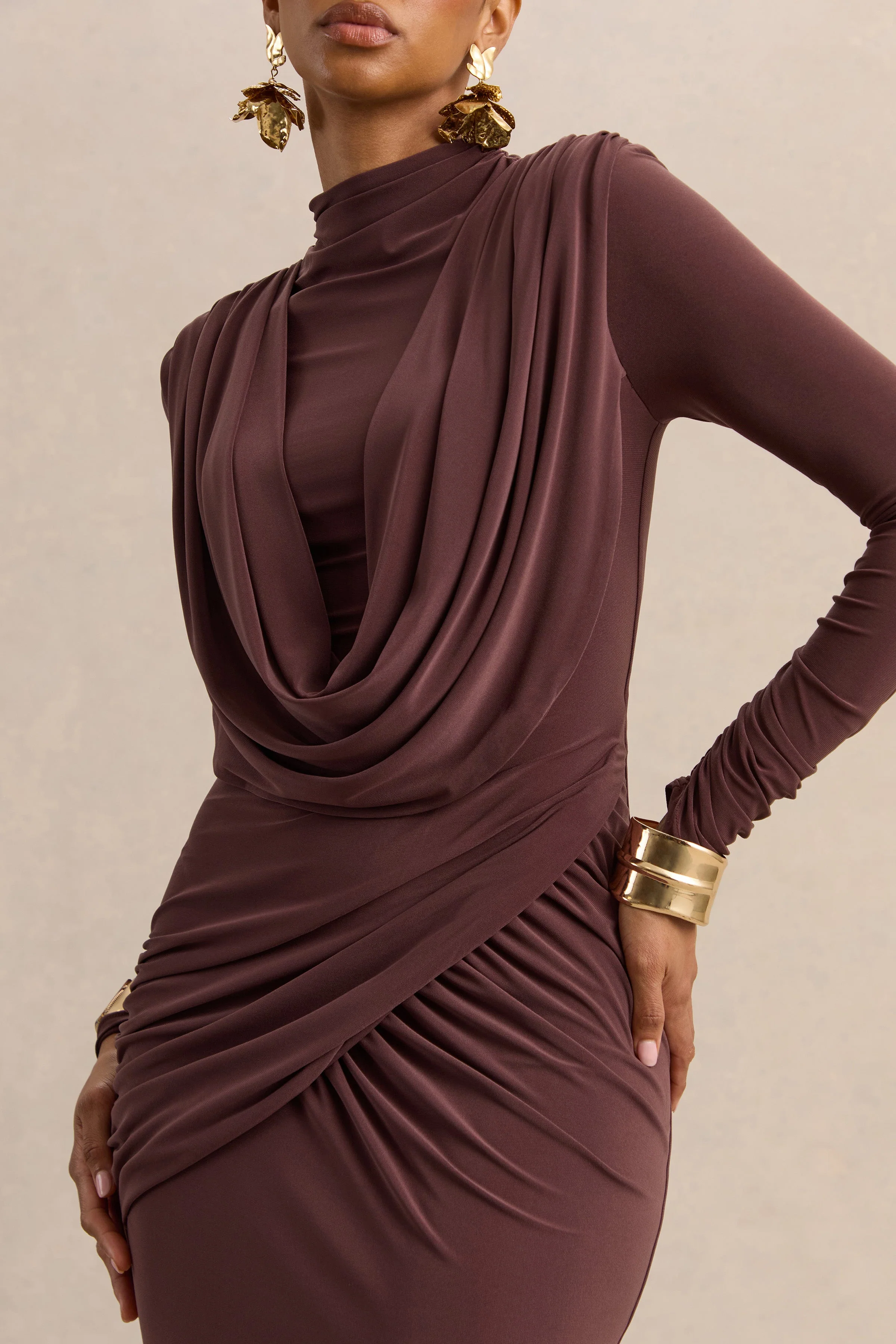 Karinthia | Robe longue marron à encolure haute et détails drapés - Image 6