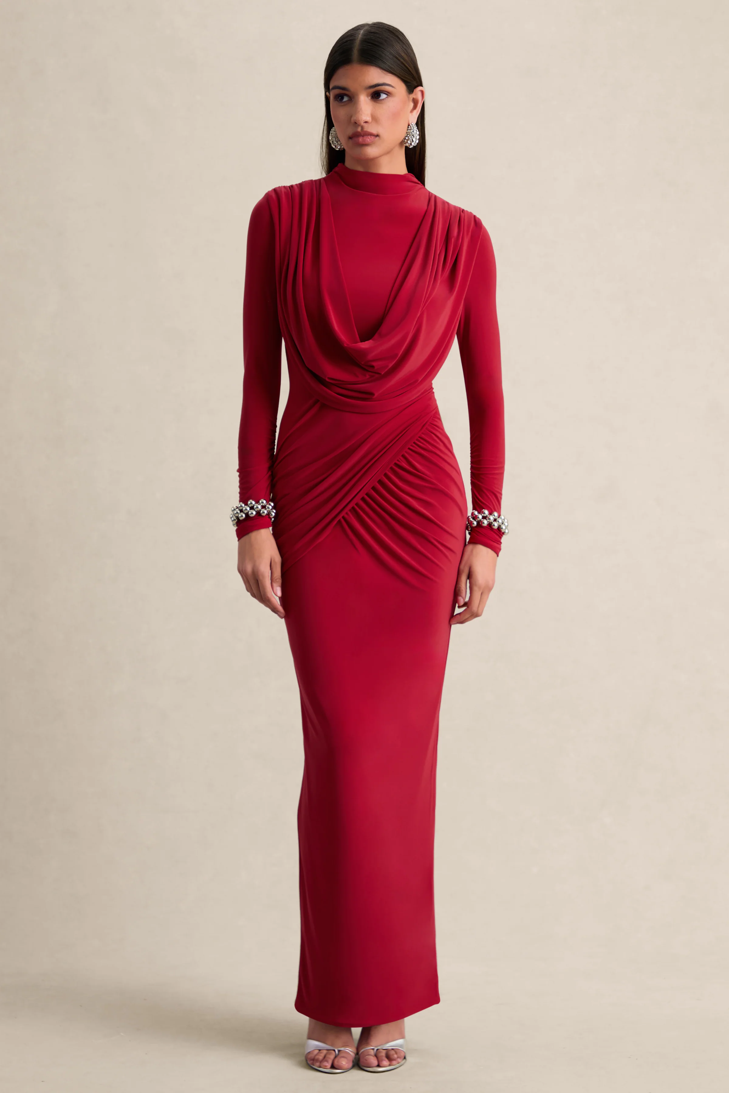 Karinthia | Robe longue rouge à encolure haute et détails drapés