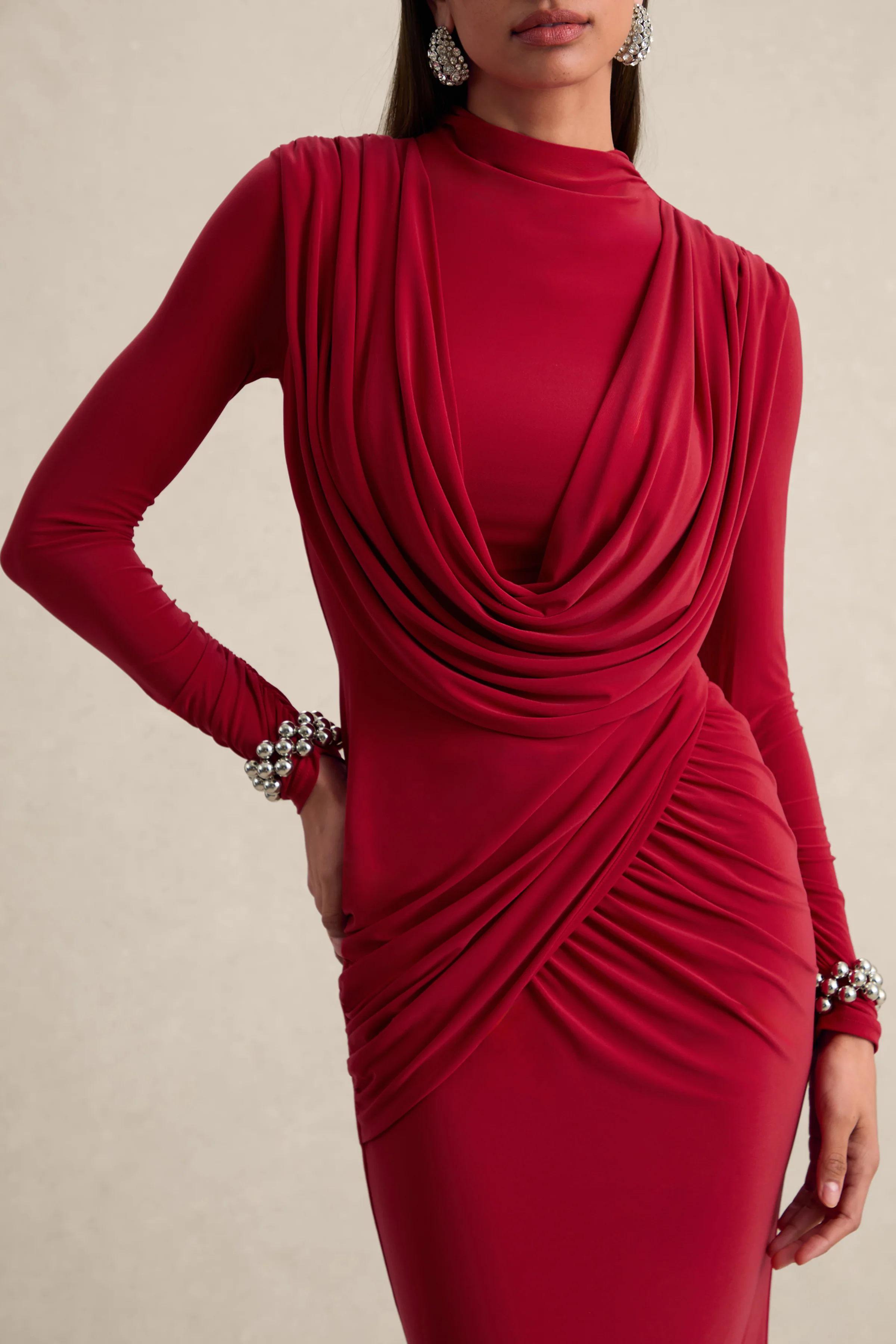 Karinthia | Robe longue rouge à encolure haute et détails drapés - Image 5