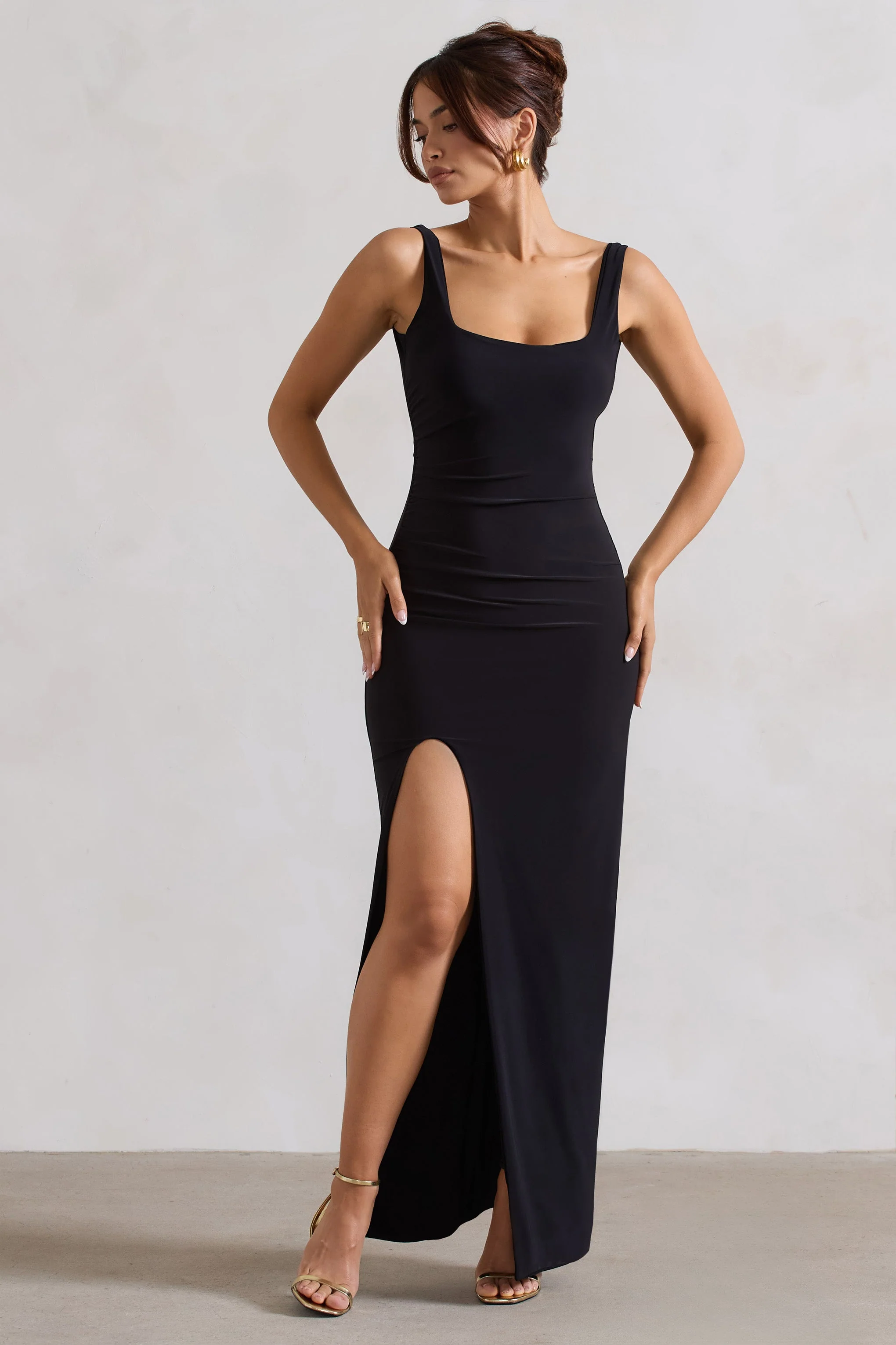Kate | Robe longue noire à encolure carrée avec dos plongeant et fente sur la cuisse - Image 4