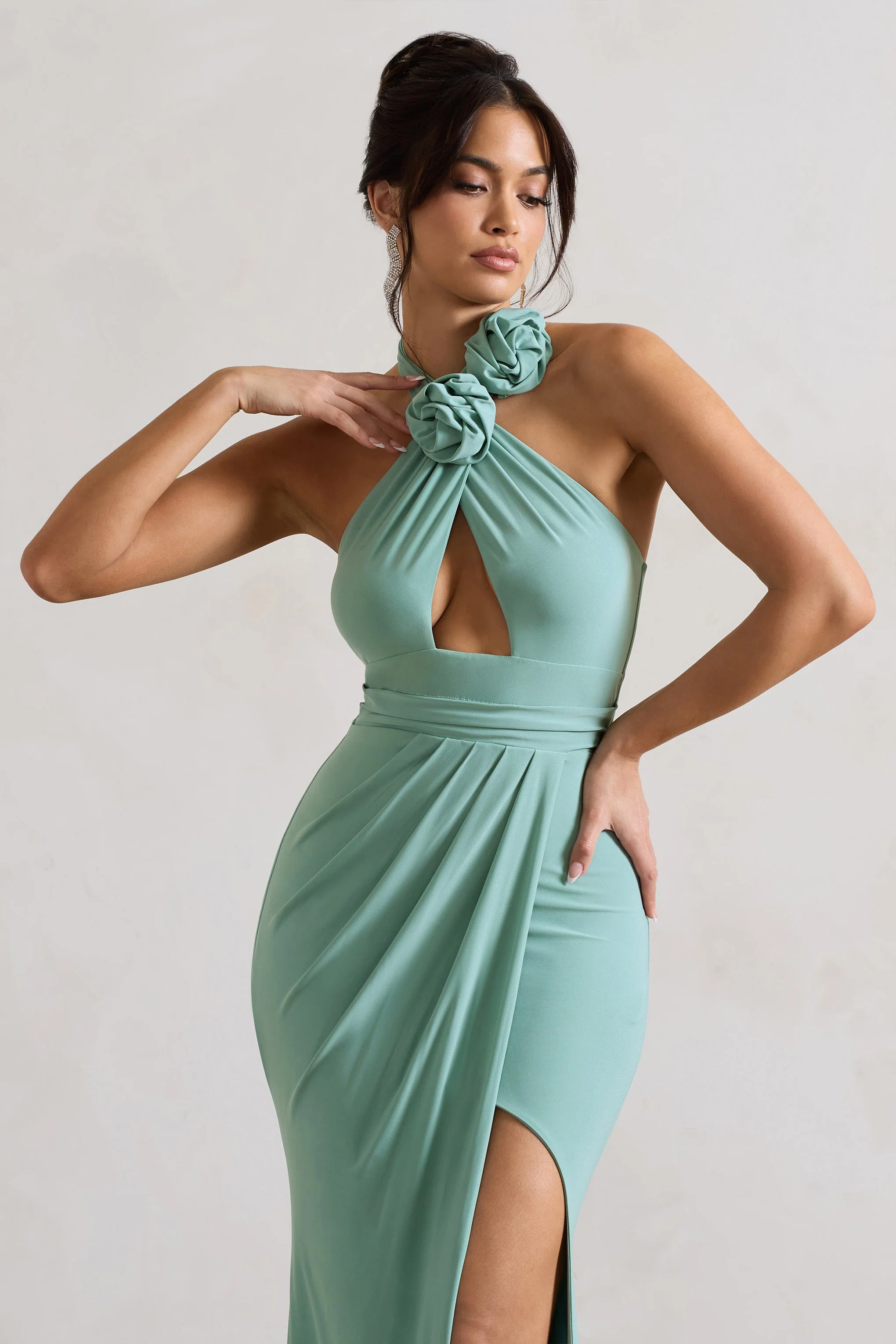 Kira | Robe longue vert menthe à fleurs  encolure haute et fente - Image 3