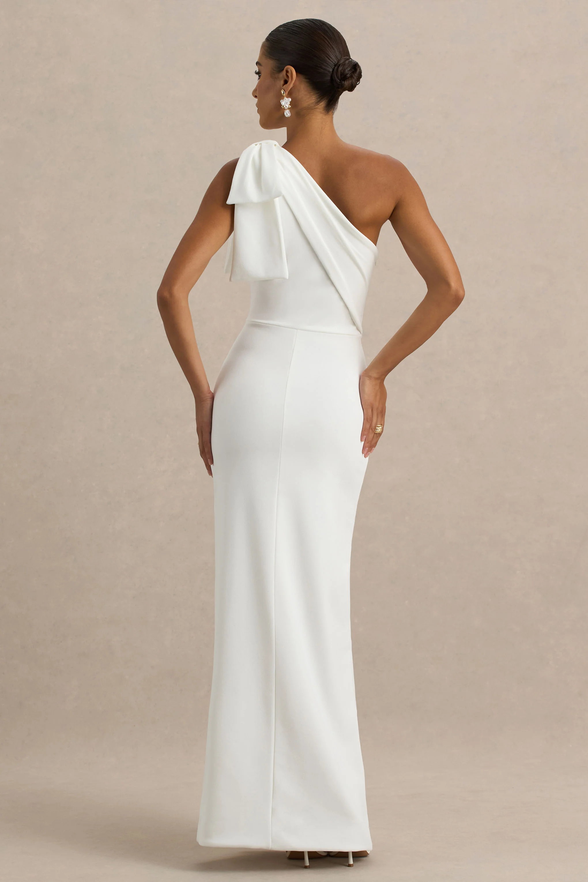 Kiri | Robe longue blanche asymétrique à nœud - Image 2