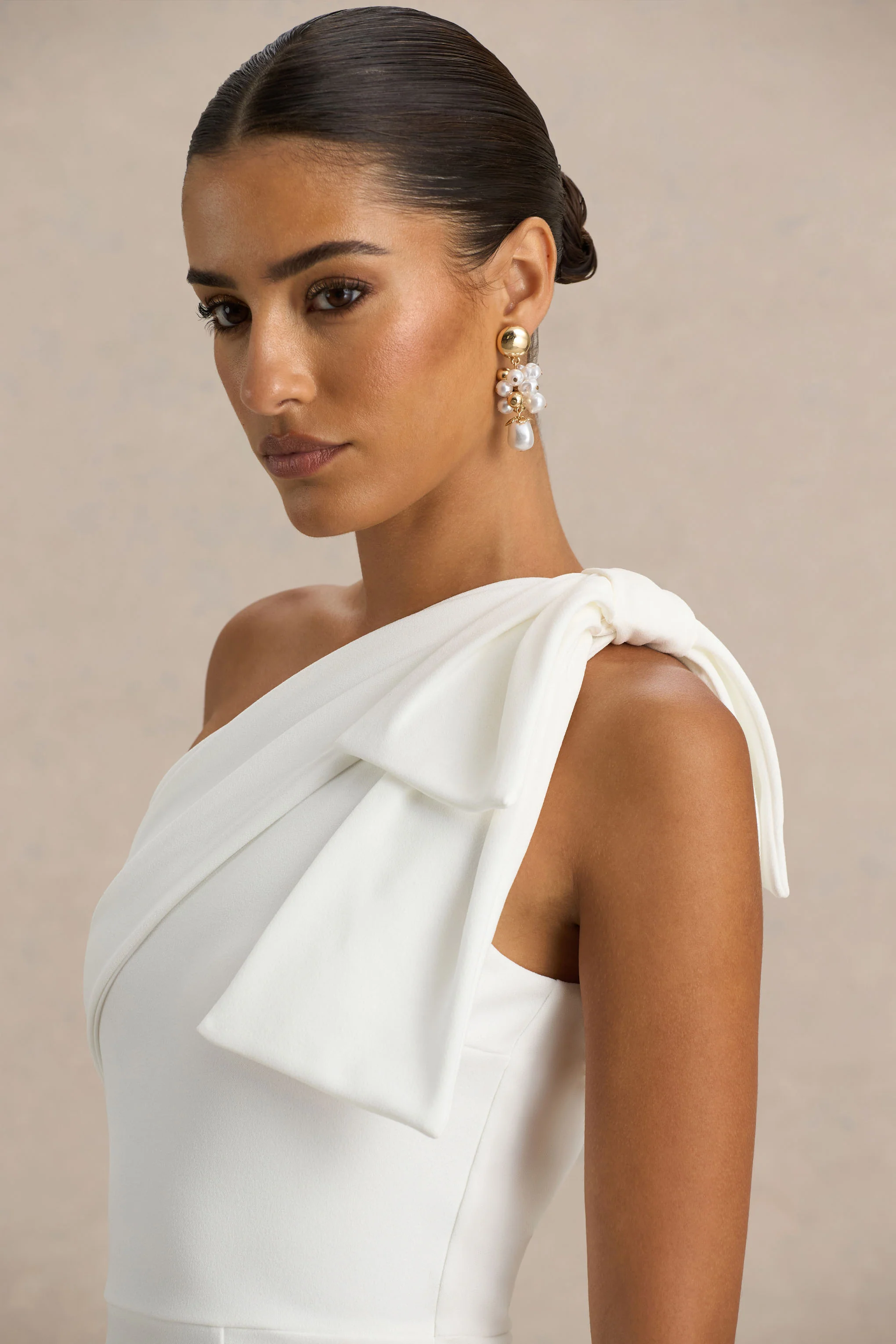 Kiri | Robe longue blanche asymétrique à nœud - Image 5