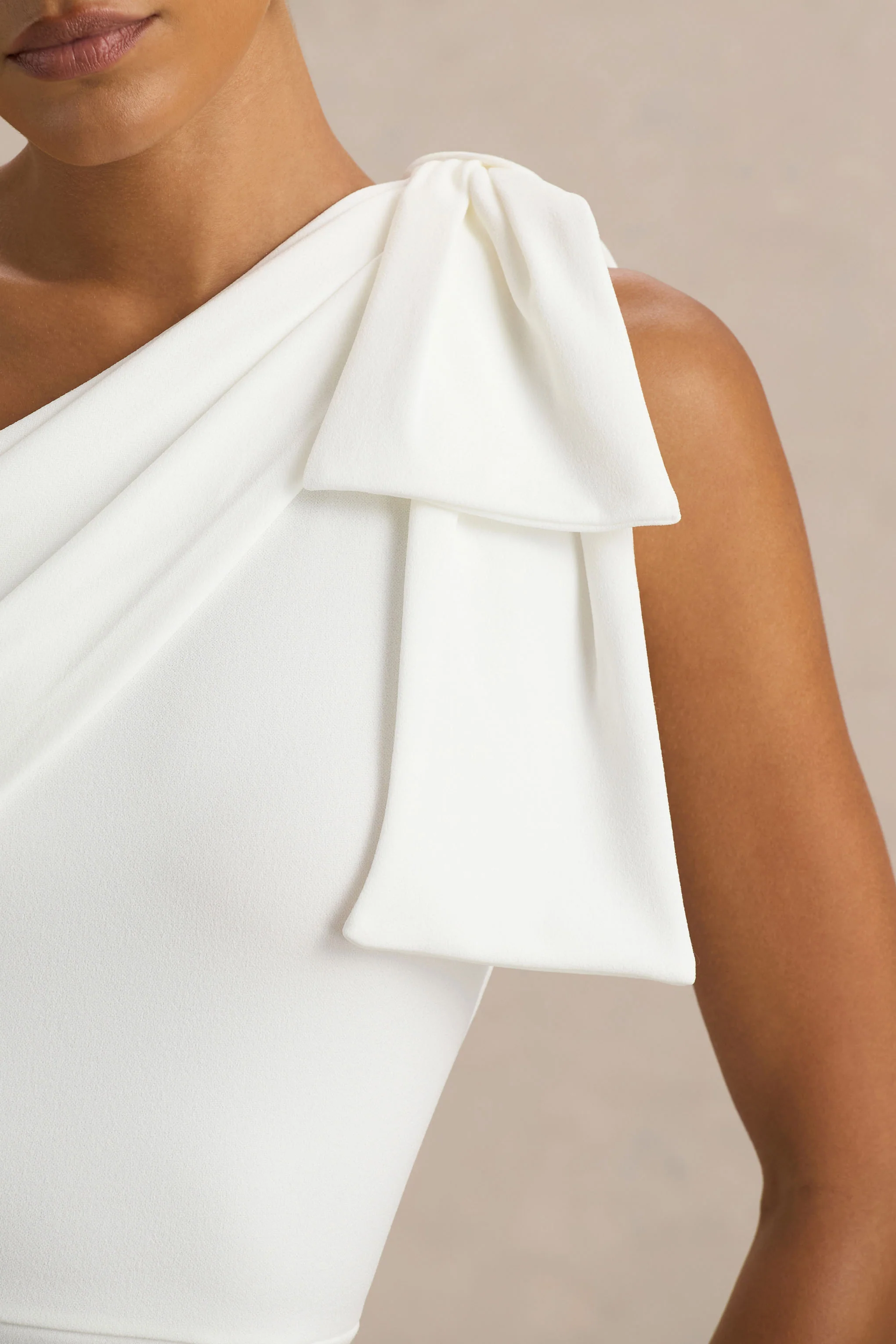 Kiri | Robe longue blanche asymétrique à nœud - Image 6