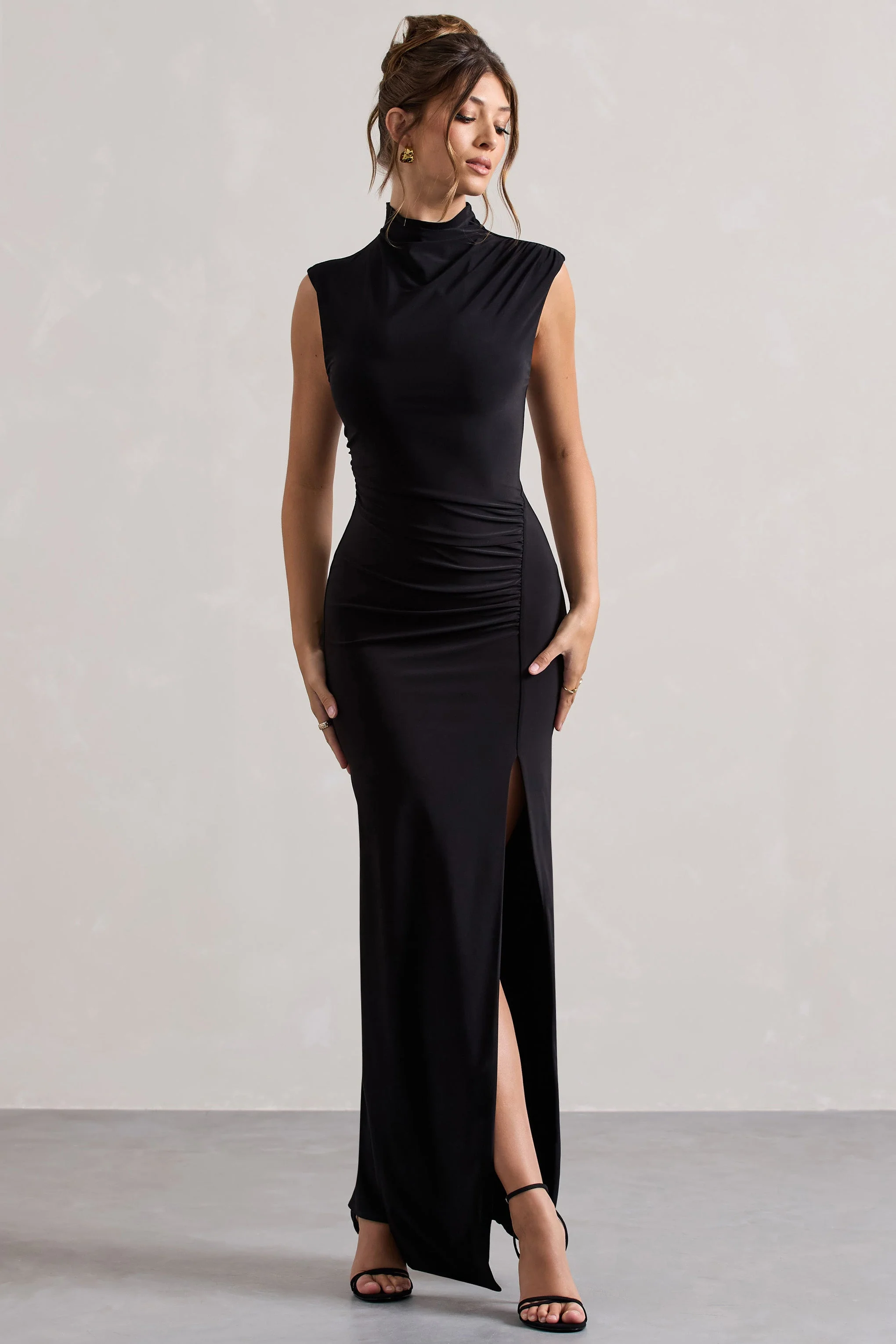 Lanetta | Robe longue noire froncée à encolure haute et fente sur la jambe - Image 4