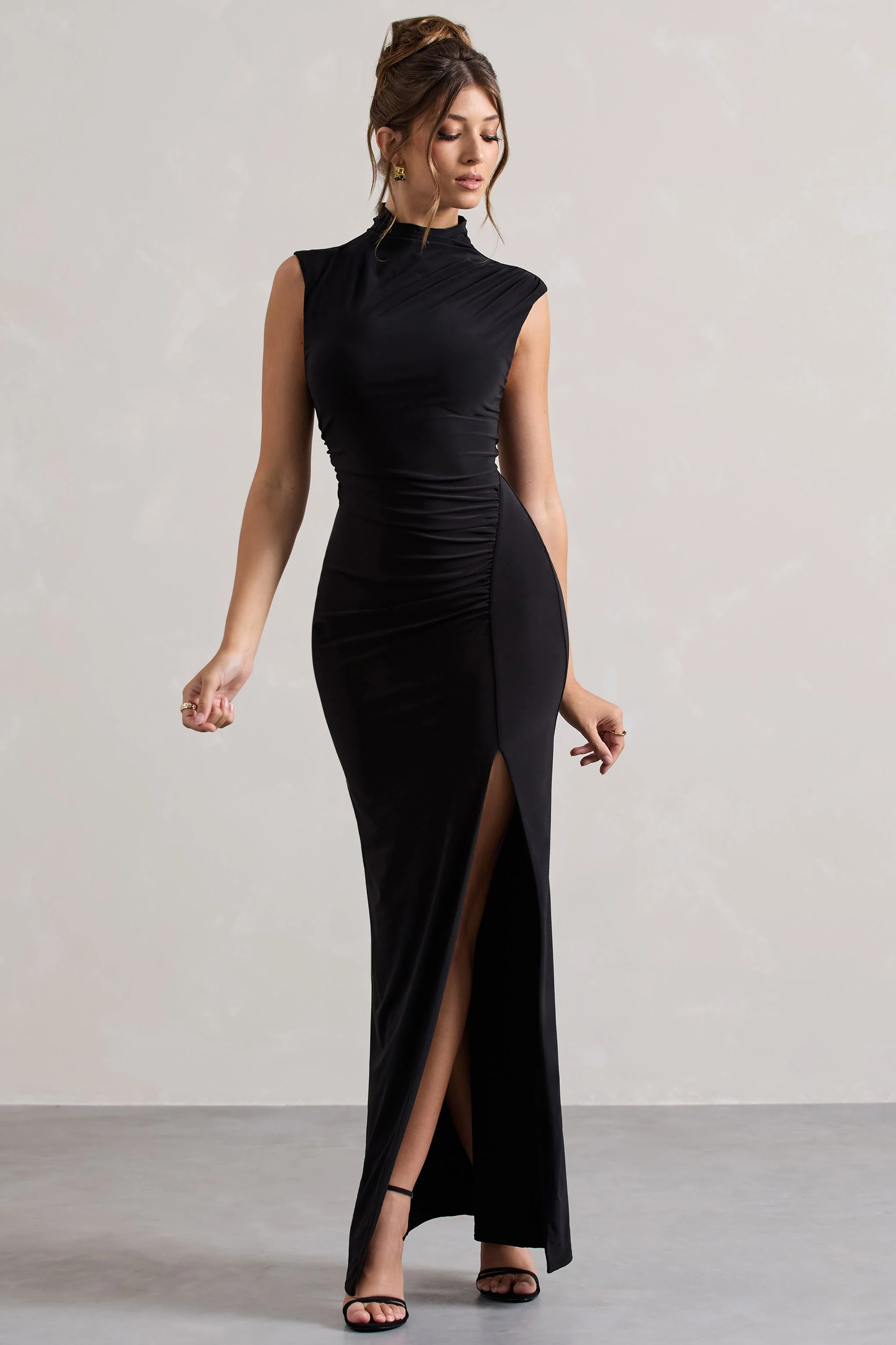Lanetta | Robe longue noire froncée à encolure haute et fente sur la jambe - Image 5