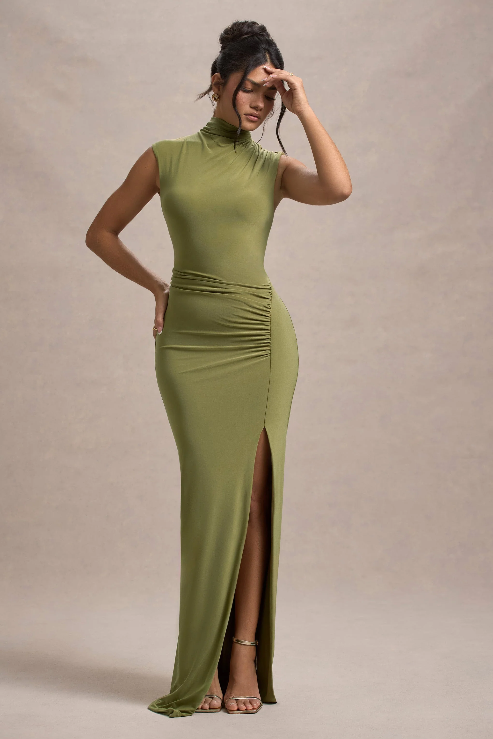 Lanetta | Robe longue vert olive à encolure haute froncée avec fente - Image 7