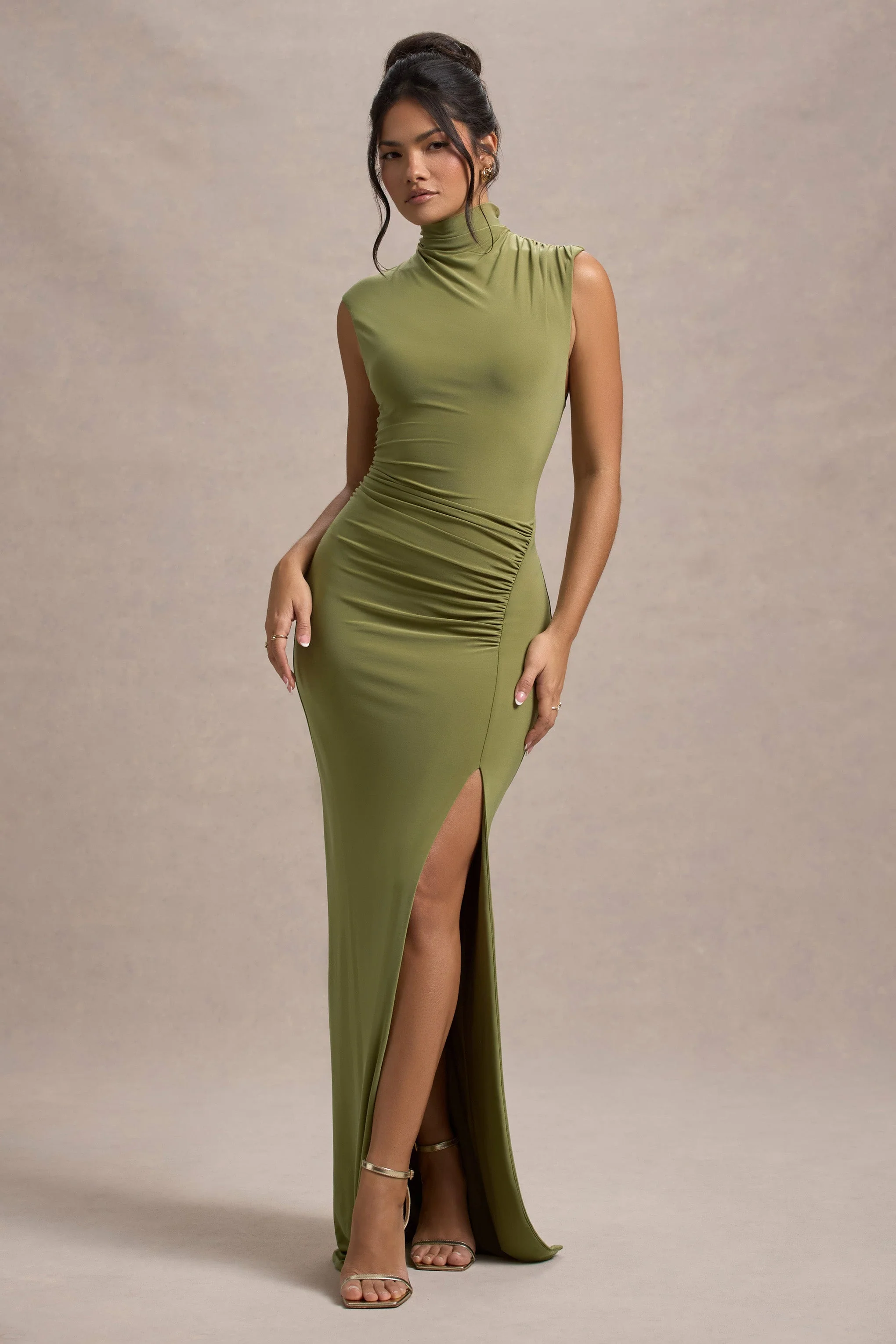 Lanetta | Robe longue vert olive à encolure haute froncée avec fente - Image 9