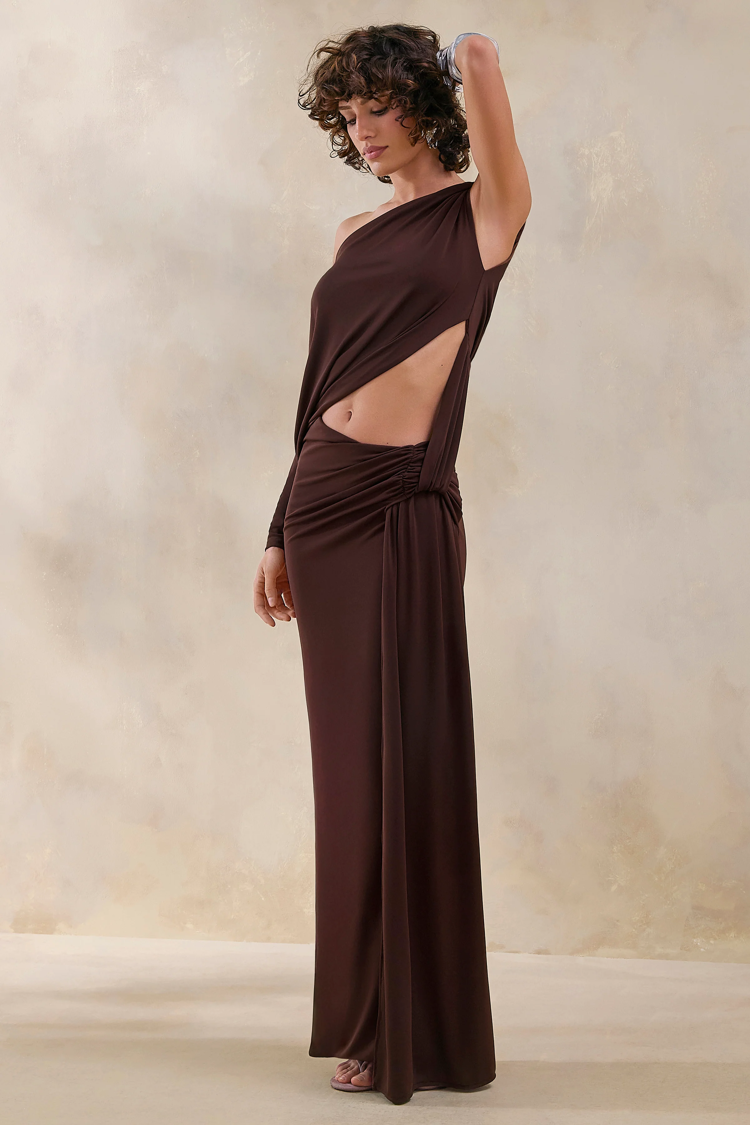Layla | Robe longue marron portefeuille à encolure asymétrique avec découpe sur le corps et détails froncés - Image 4
