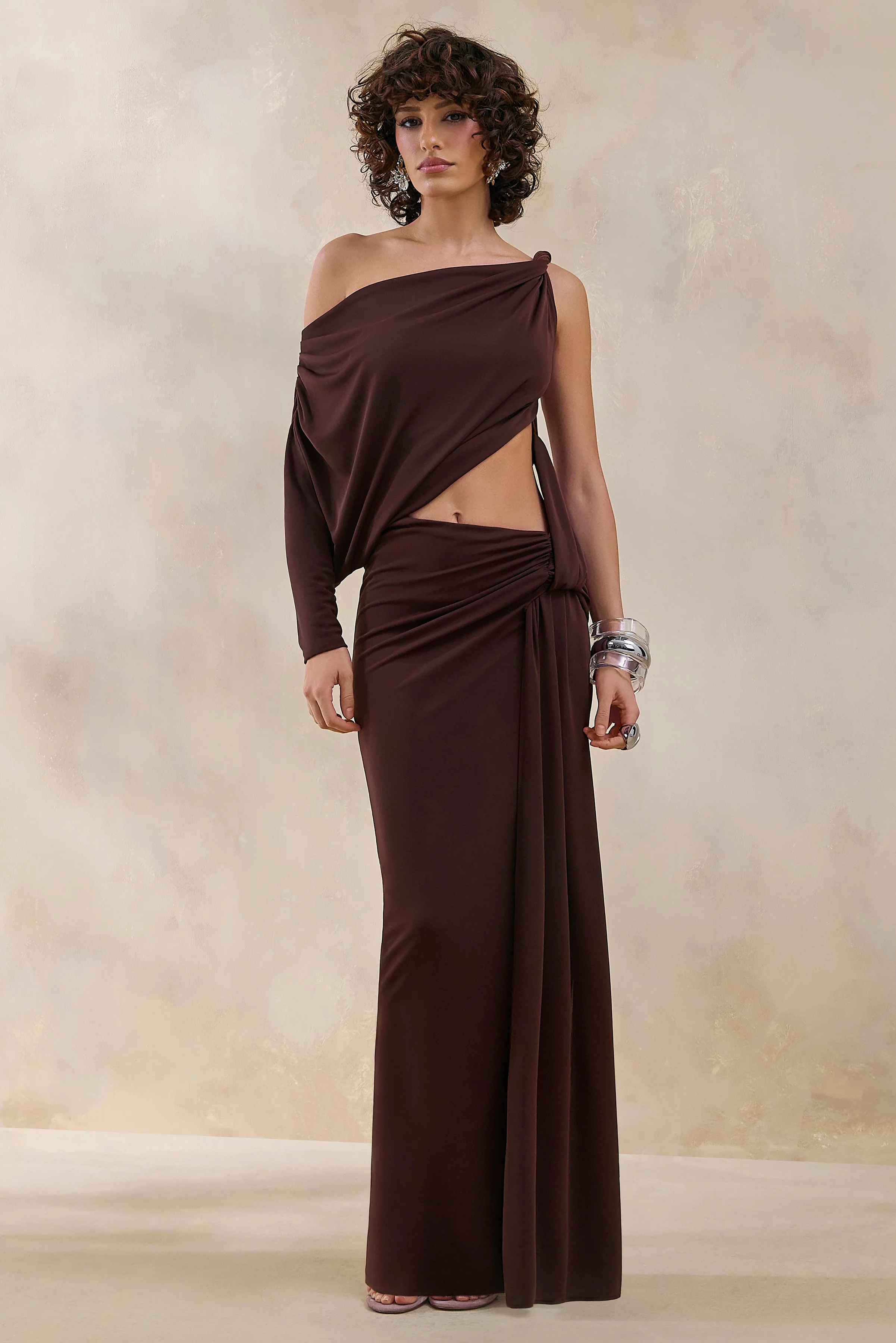 Layla | Robe longue marron portefeuille à encolure asymétrique avec découpe sur le corps et détails froncés - Image 5