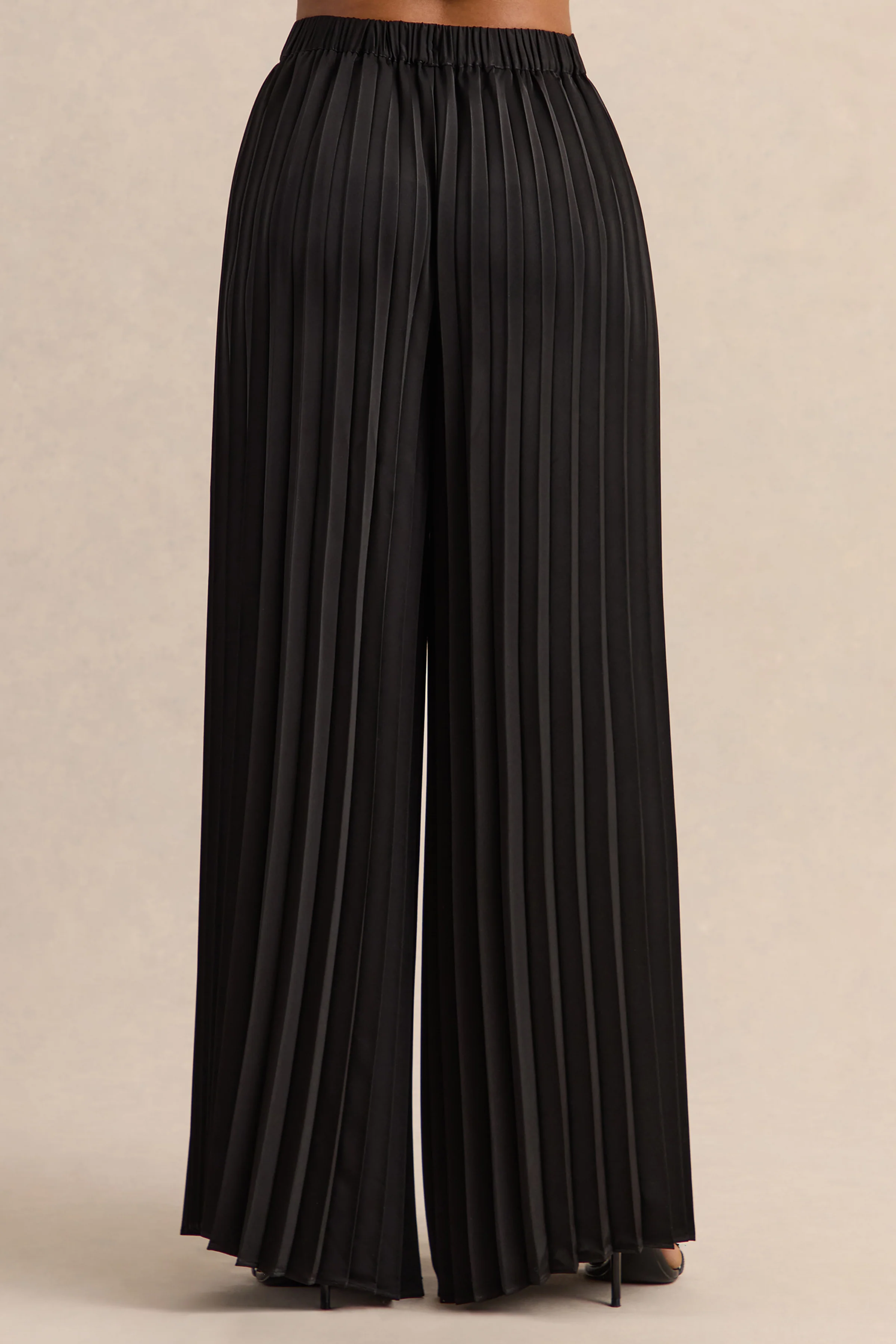 Lerenza | Pantalon noir en satin à jambes larges avec plis - Image 4