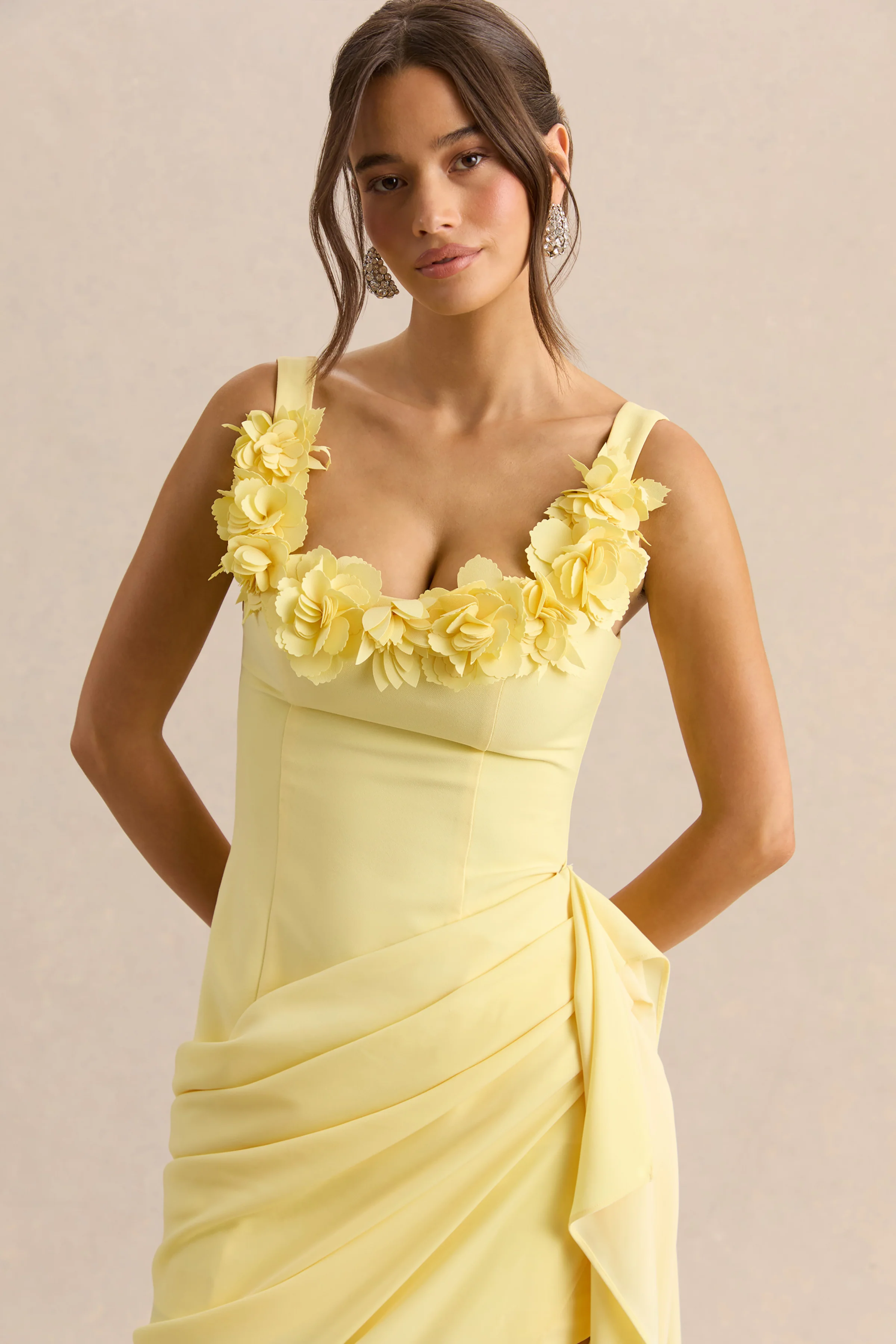 Letitia | Robe mi-longue citron portefeuille ornée à encolure arrondie - Image 3