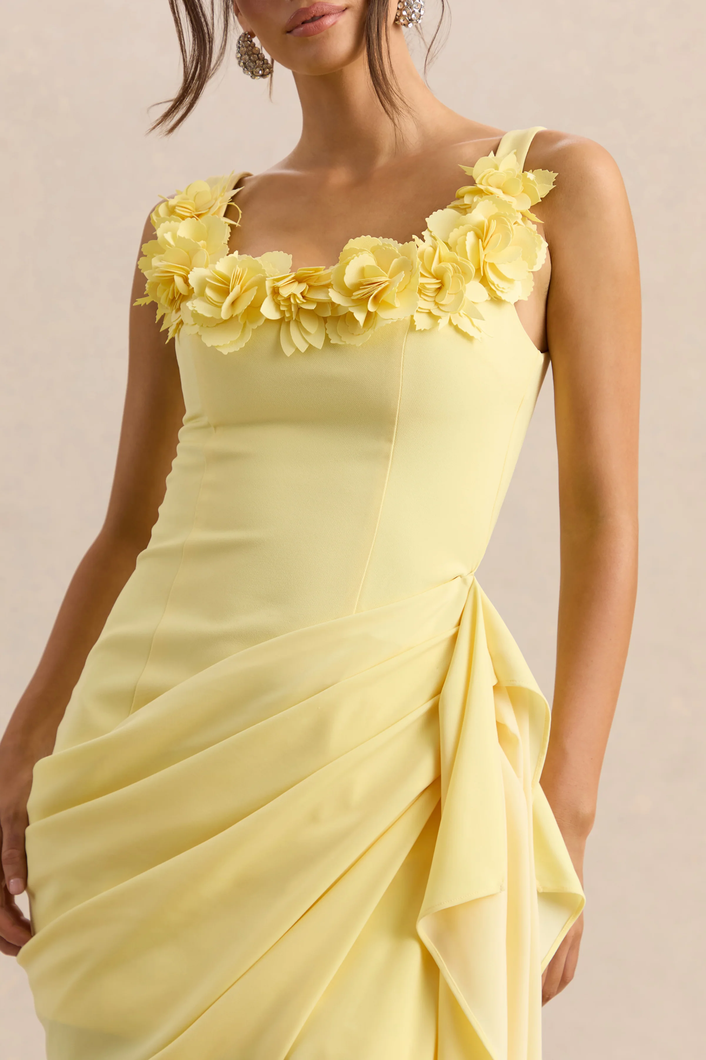 Letitia | Robe mi-longue citron portefeuille ornée à encolure arrondie - Image 7