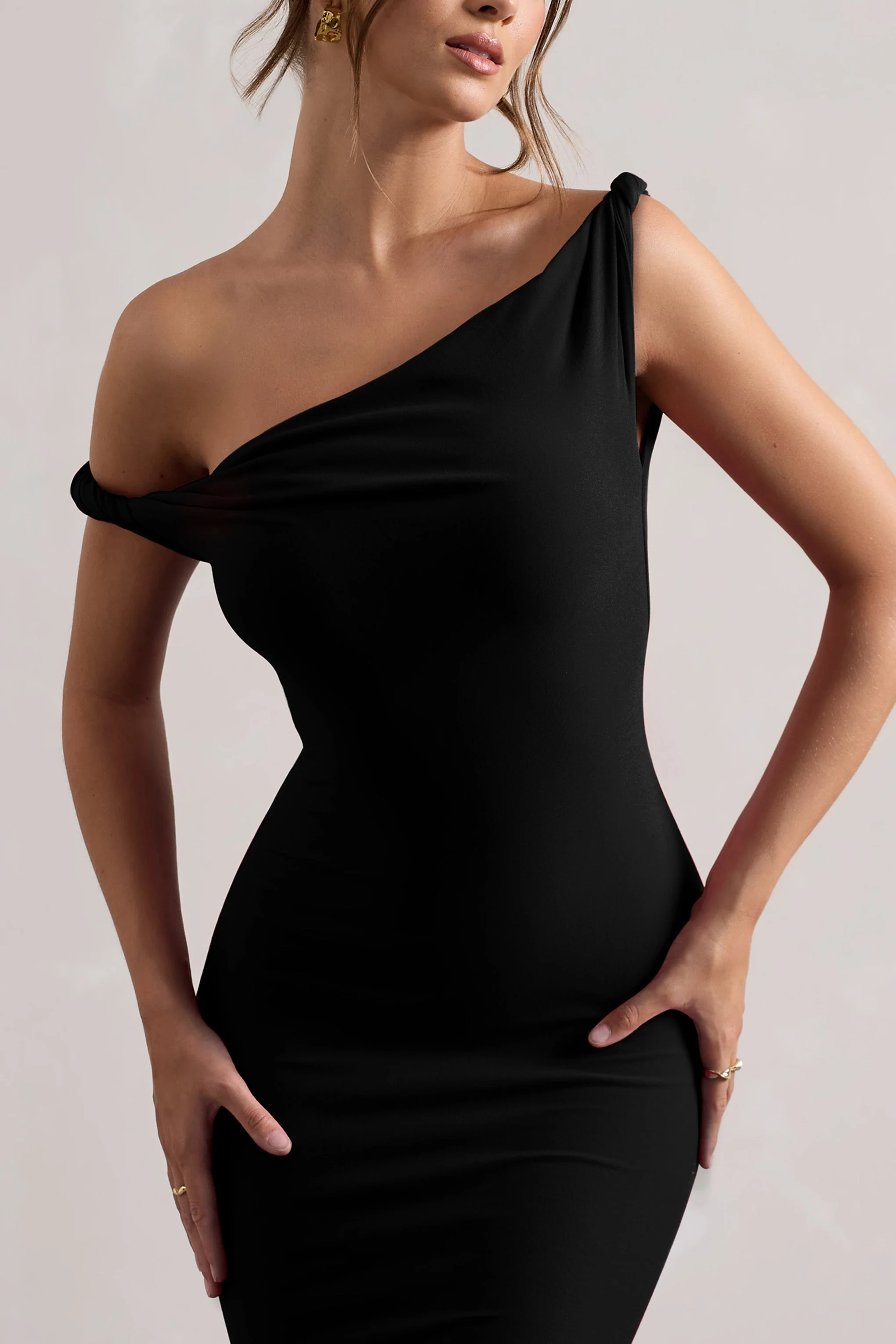 Lita | Robe longue noir à décolleté torsadé asymétrique - Image 3