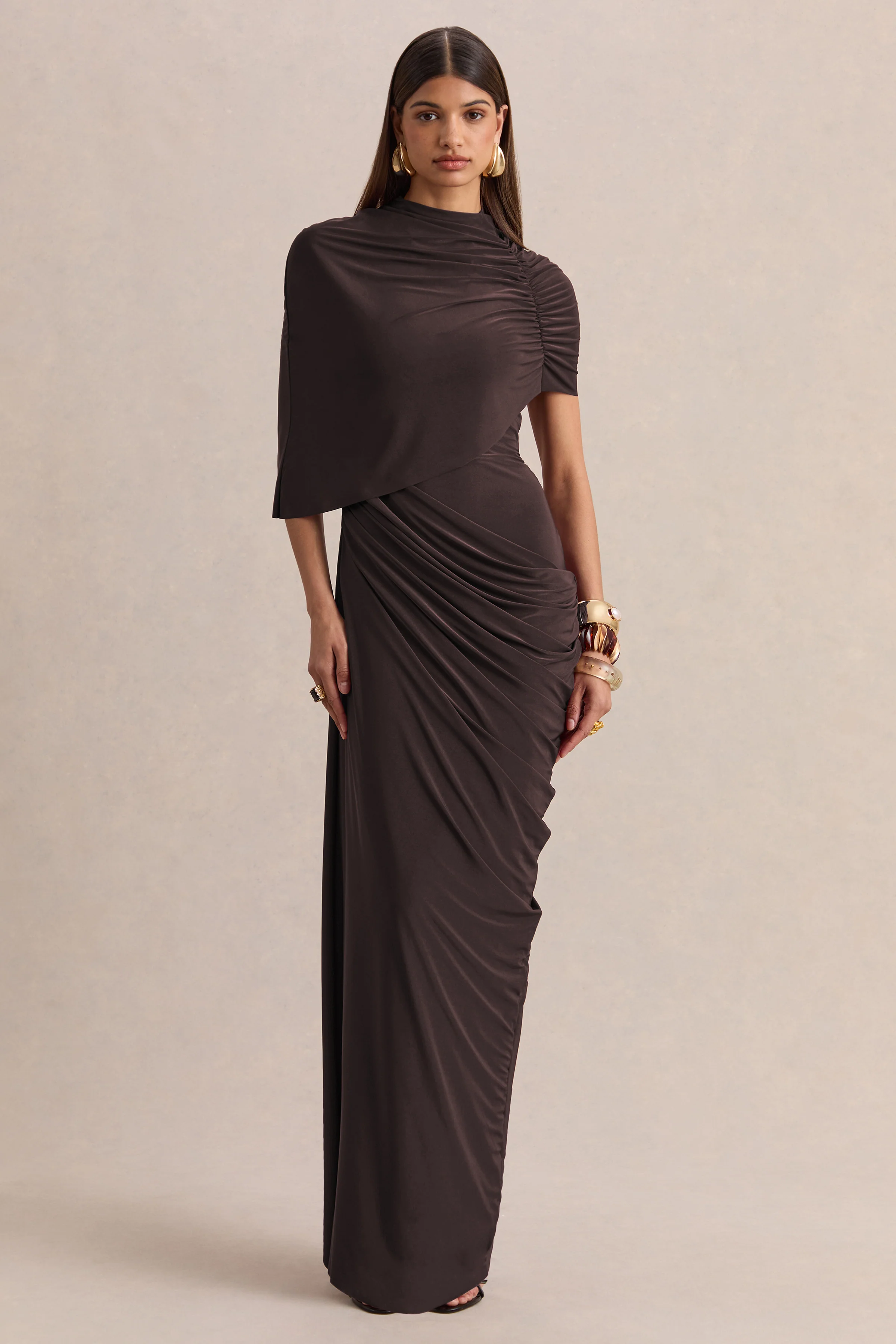 Lunaline | Robe longue marron à encolure haute avec cape asymétrique et détails drapés