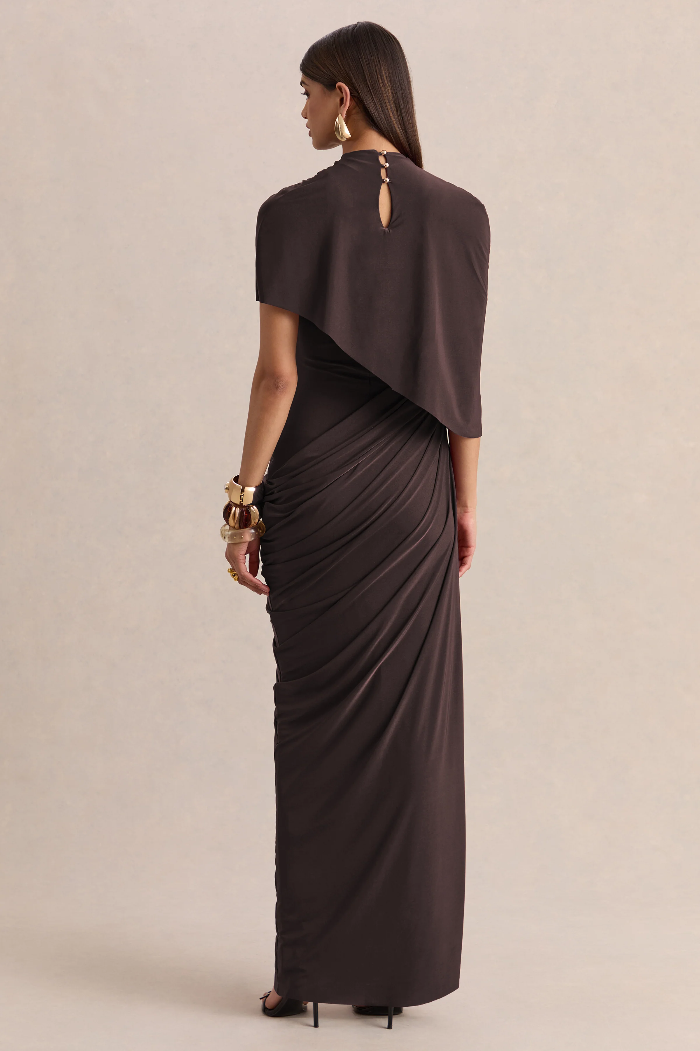 Lunaline | Robe longue marron à encolure haute avec cape asymétrique et détails drapés - Image 2