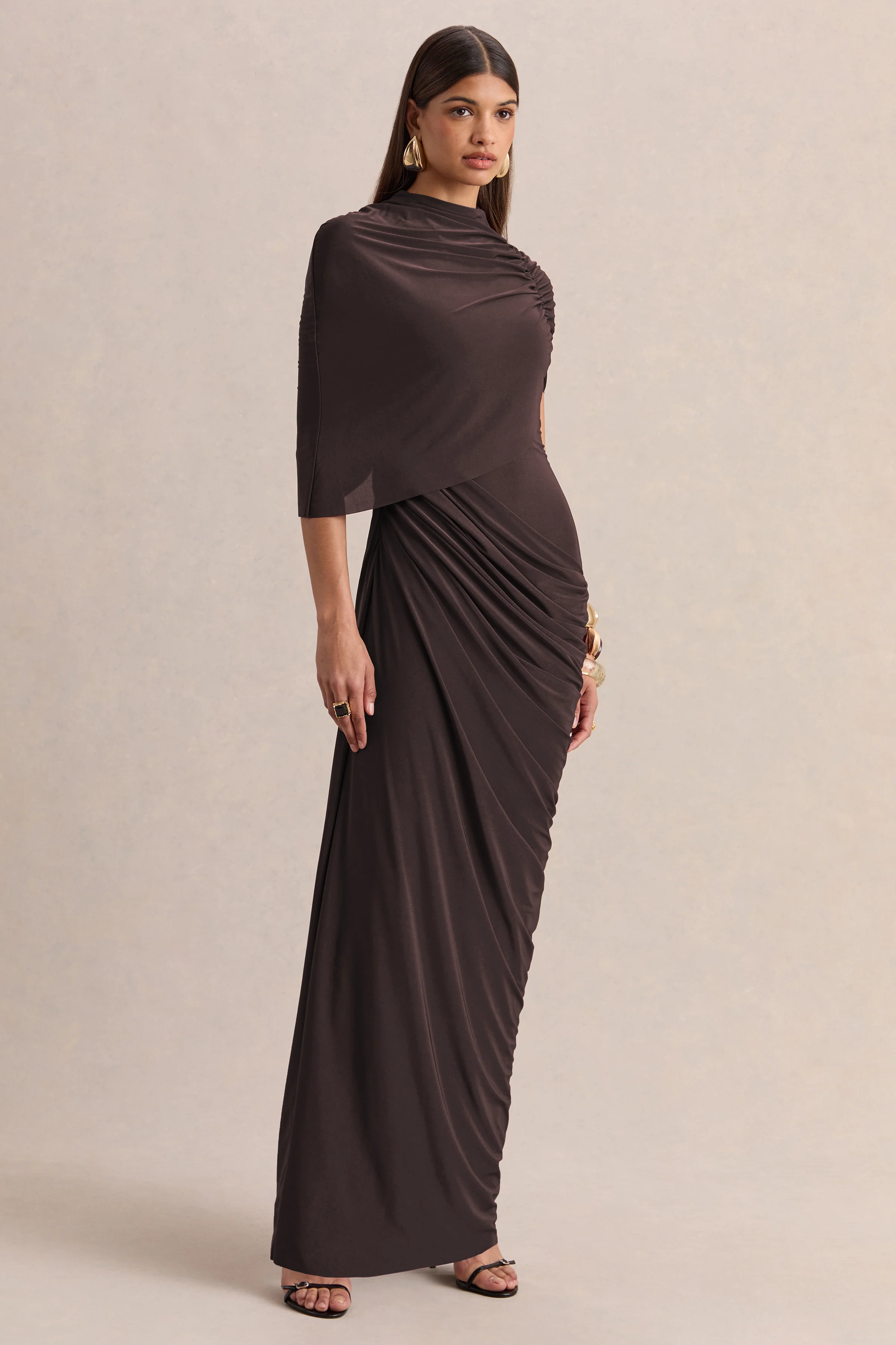 Lunaline | Robe longue marron à encolure haute avec cape asymétrique et détails drapés - Image 4