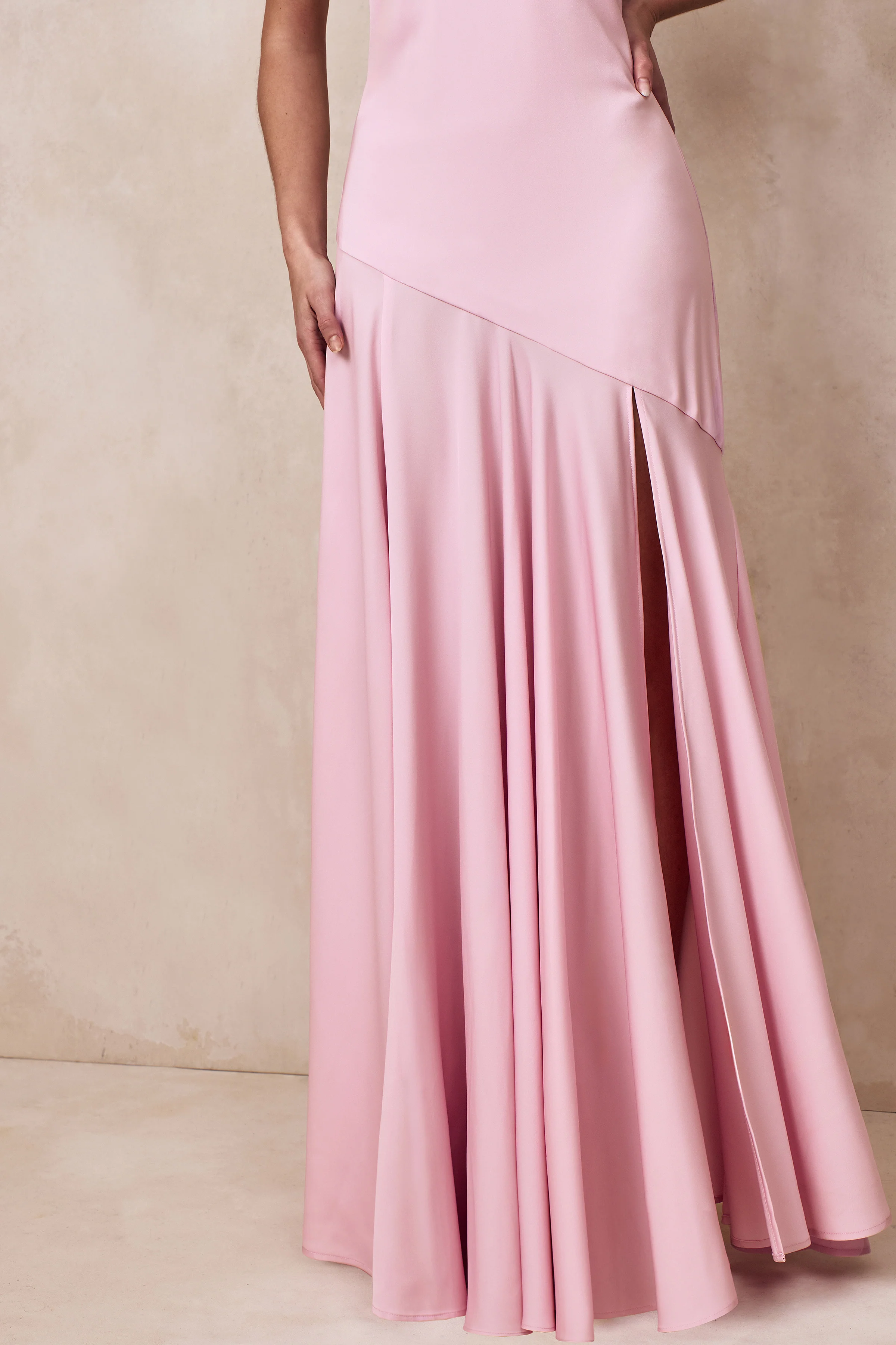 Luscious | Robe longue à col montant rose clair avec taille basse et détail nœud - Image 3