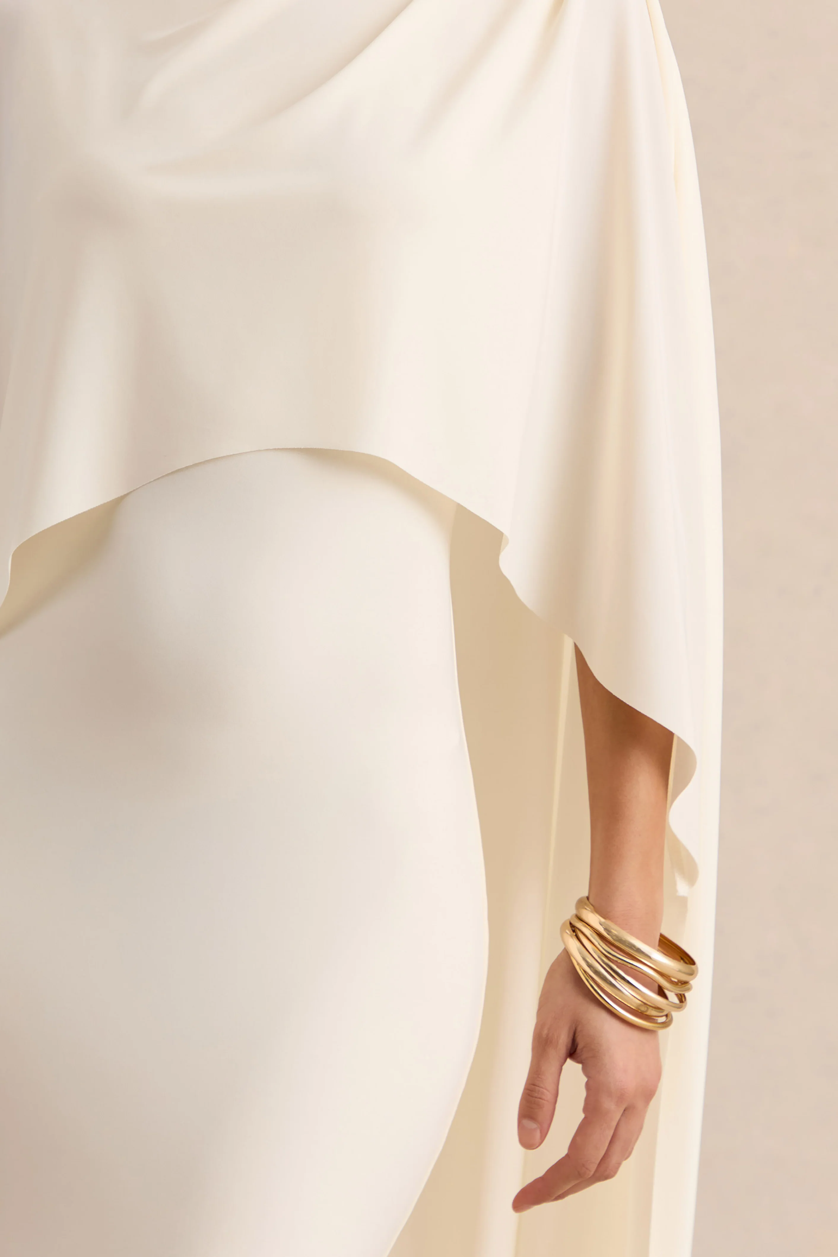 Luxalyn | Robe mi-longue crème à encolure ronde avec détail cape - Image 7