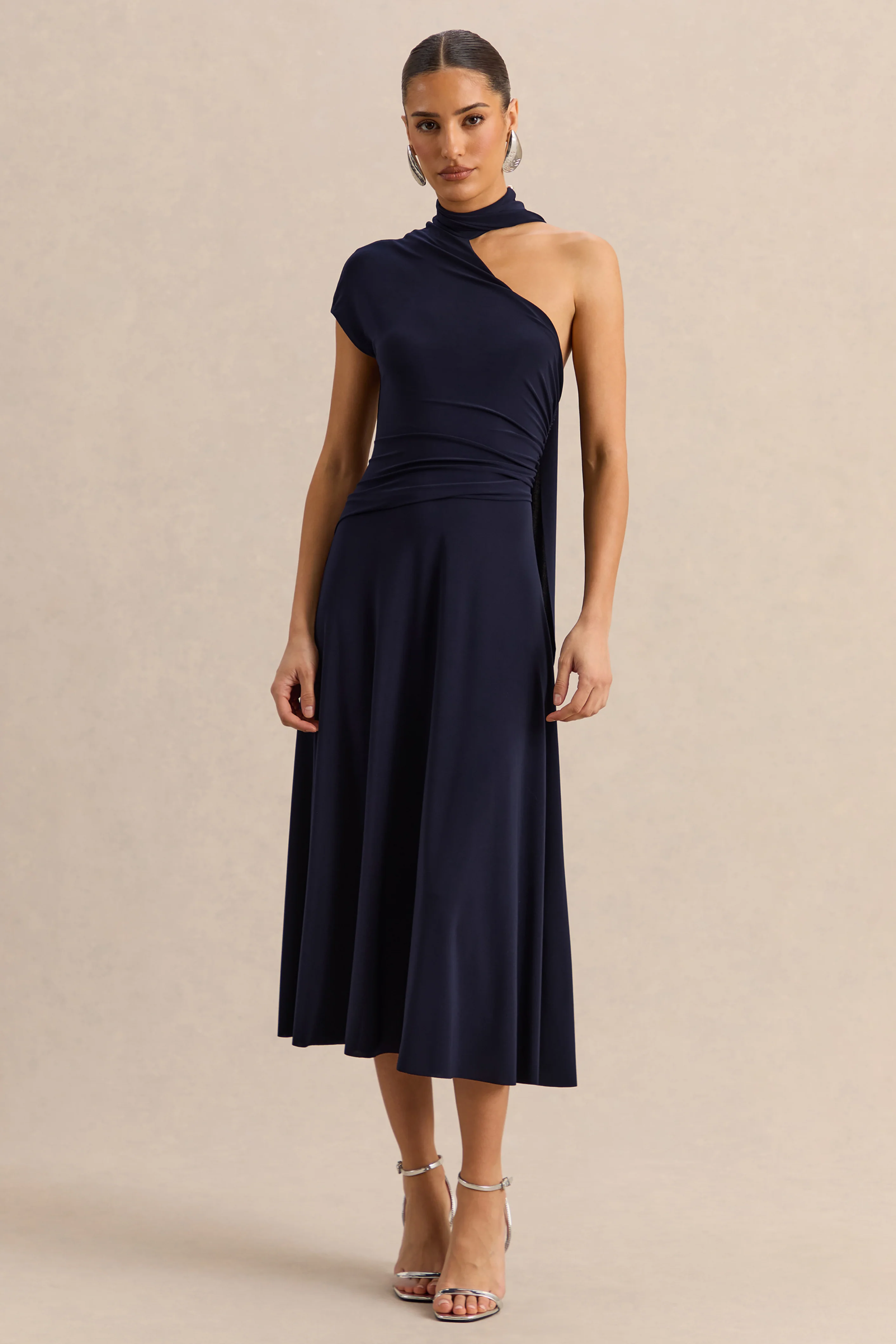Lythara | Robe mi-longue bleu marine à encolure asymétrique avec détail d’écharpe