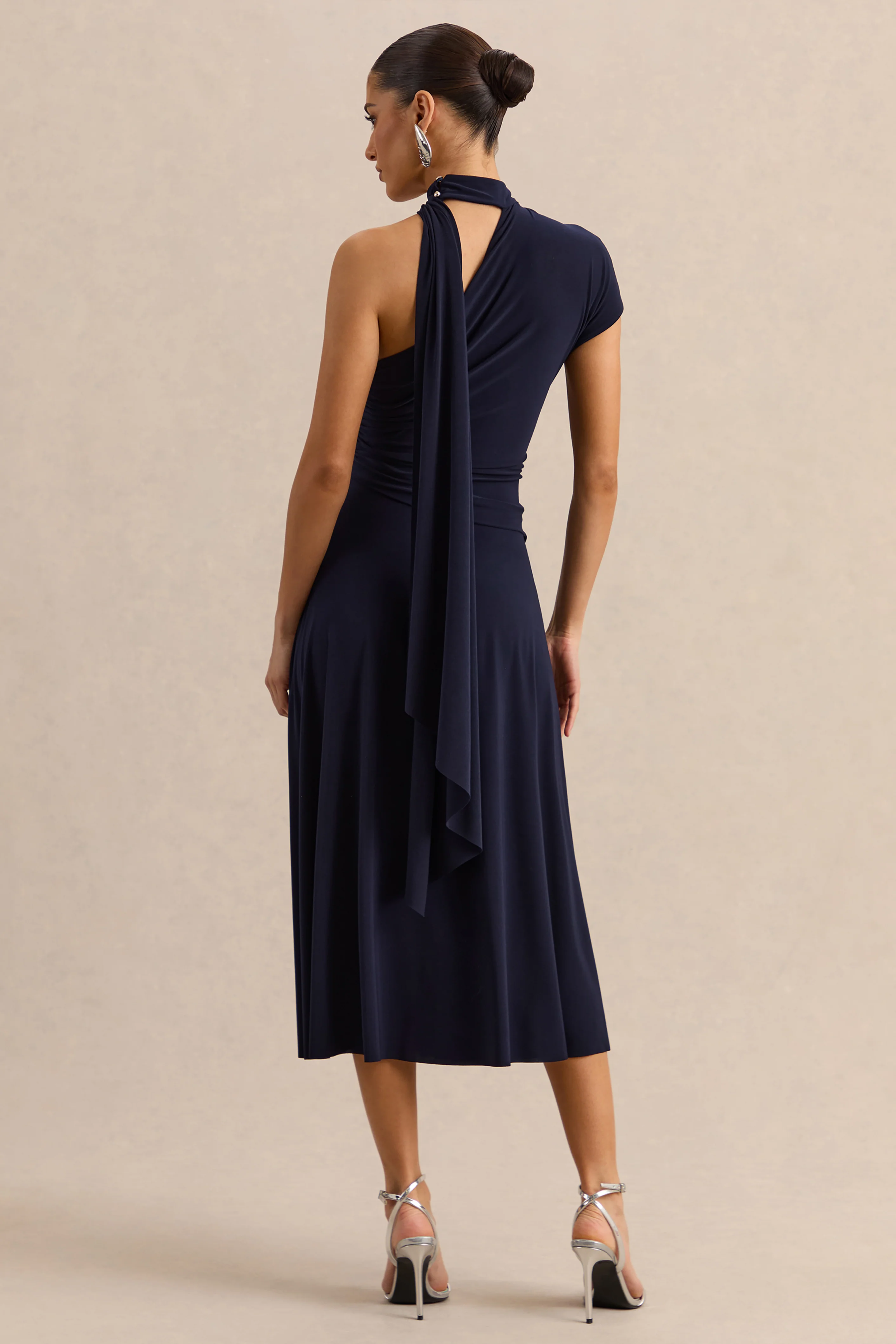 Lythara | Robe mi-longue bleu marine à encolure asymétrique avec détail d’écharpe - Image 2