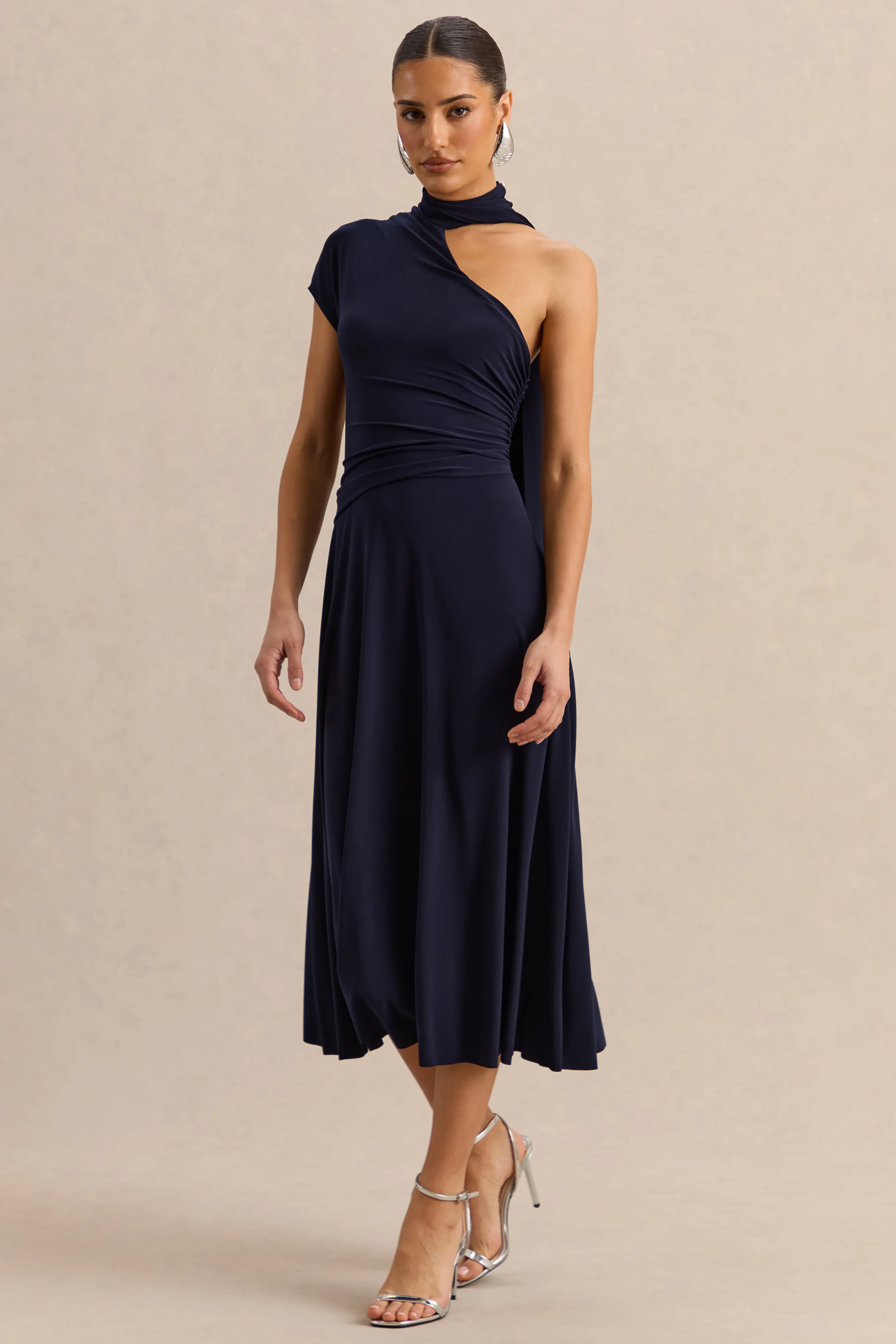 Lythara | Robe mi-longue bleu marine à encolure asymétrique avec détail d’écharpe - Image 7