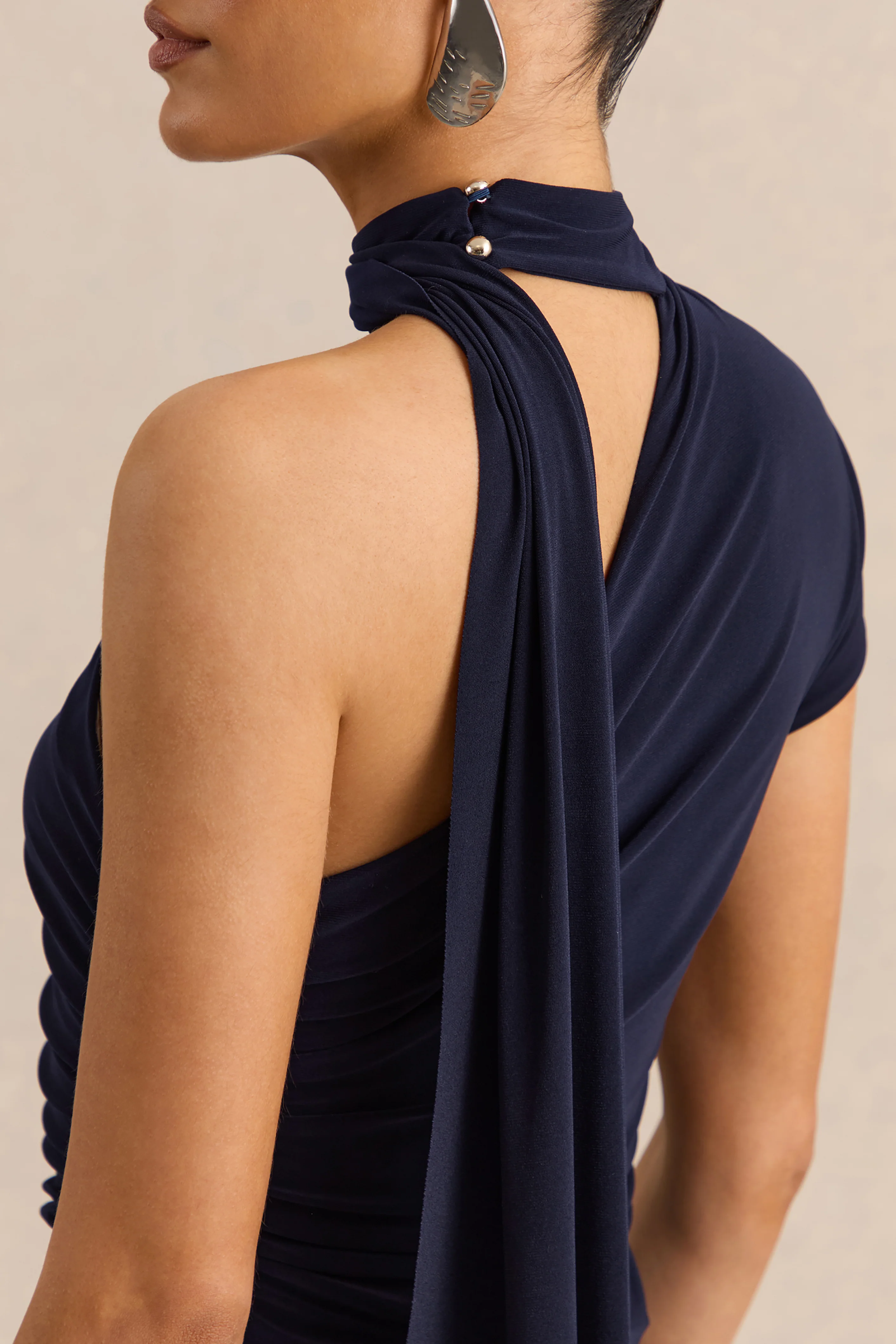 Lythara | Robe mi-longue bleu marine à encolure asymétrique avec détail d’écharpe - Image 8