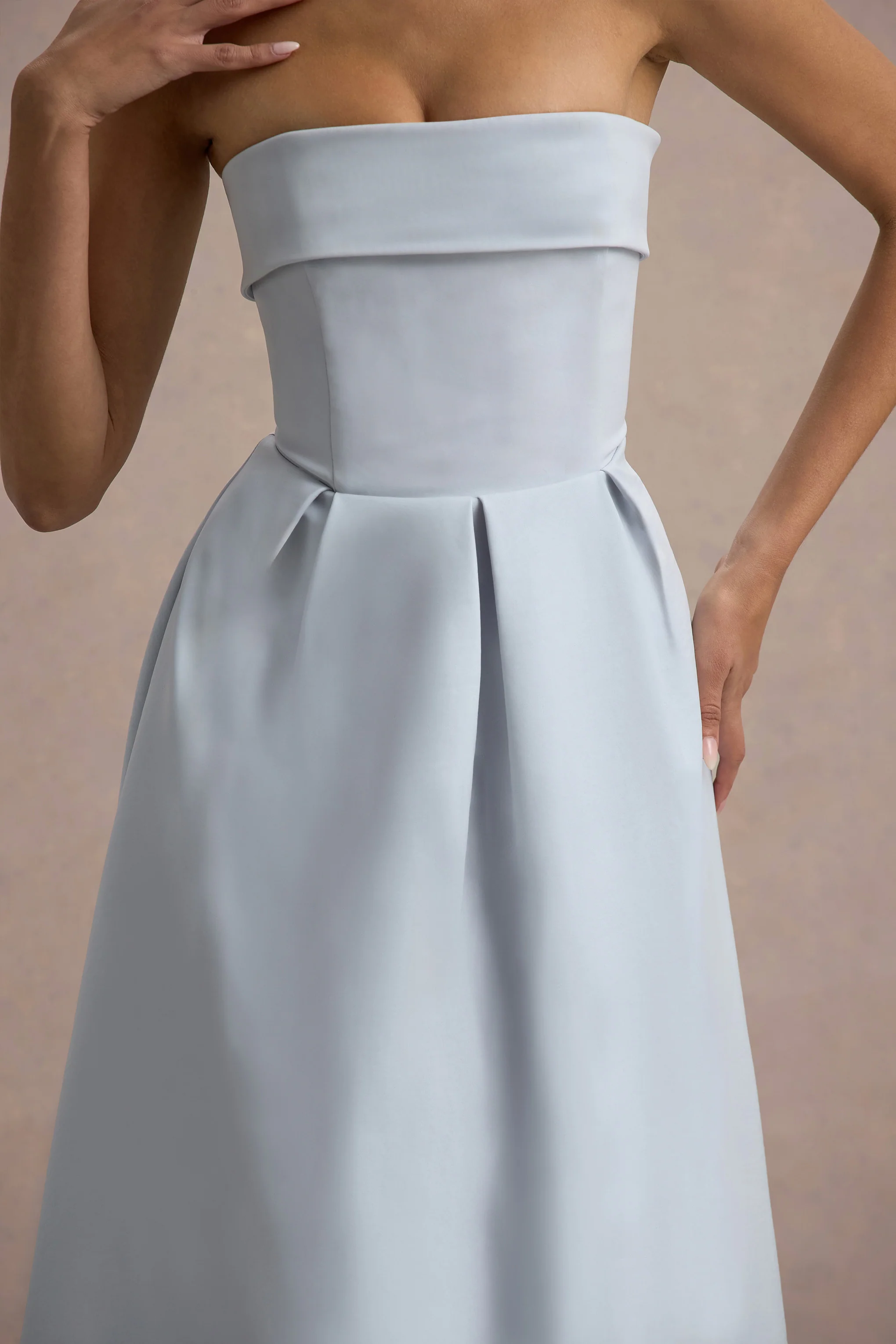Maddalena | Robe Longue Patineuse Bleu Poudré à Décolleté Bandeau - Image 5